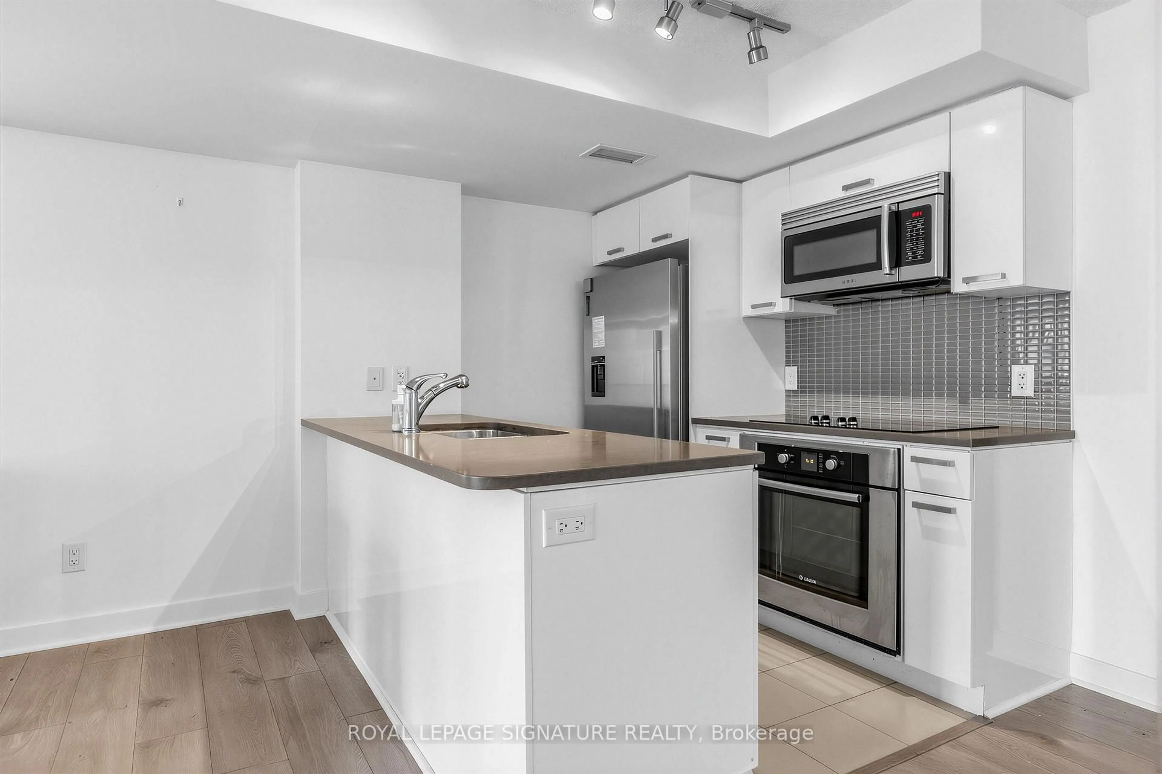 Standard kitchen, unknown for 295 Adelaide St #414, Toronto Ontario M5V 0L4