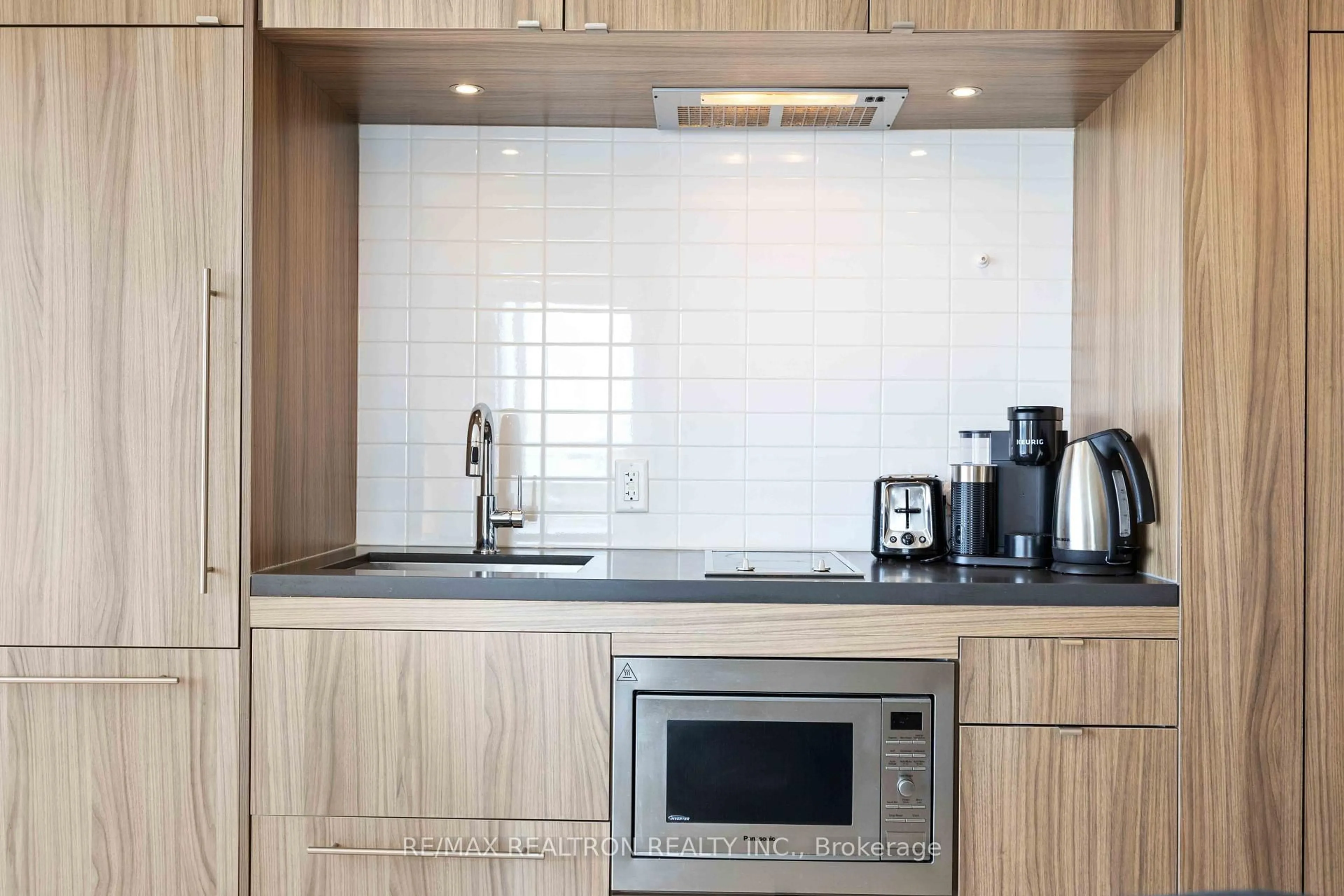 Standard kitchen, unknown for 155 Yorkville Ave #2604, Toronto Ontario M5R 0B4