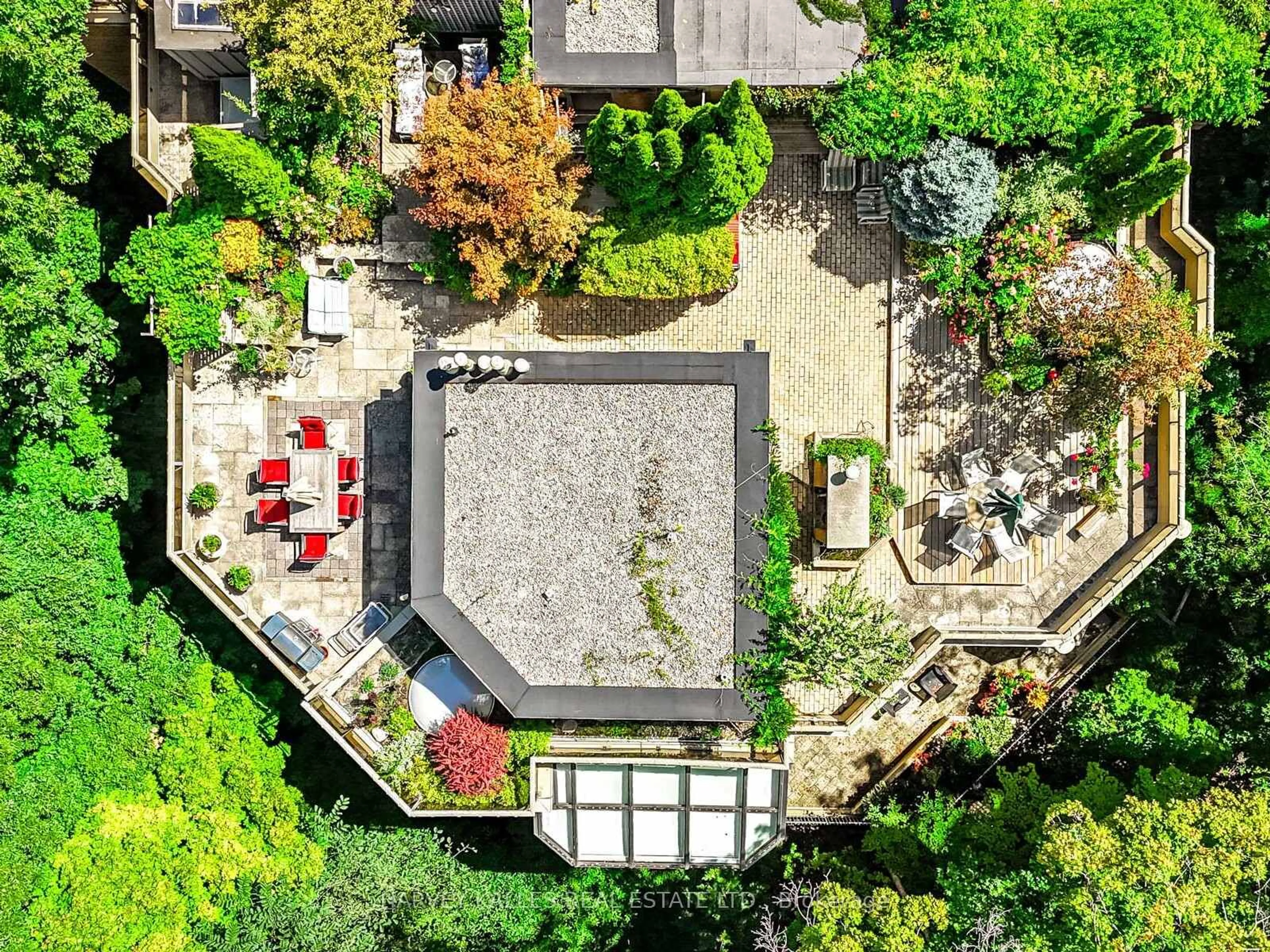 A pic from outside/outdoor area/front of a property/back of a property/a pic from drone, street for 3800 Yonge St #PH16, Toronto Ontario M4N 3P7