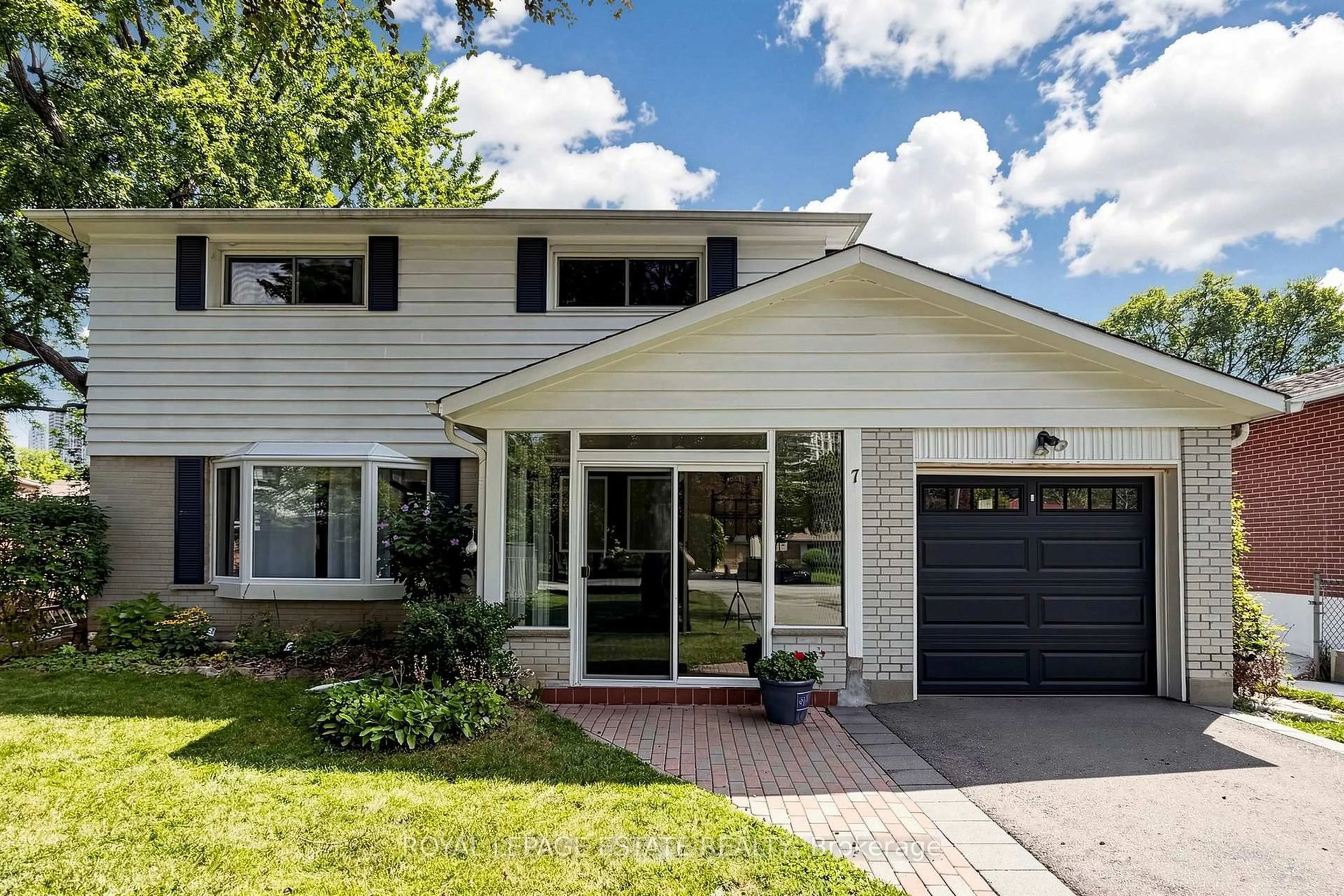 Home with vinyl exterior material, street for 7 Longhope Pl, Toronto Ontario M2J 1Y1