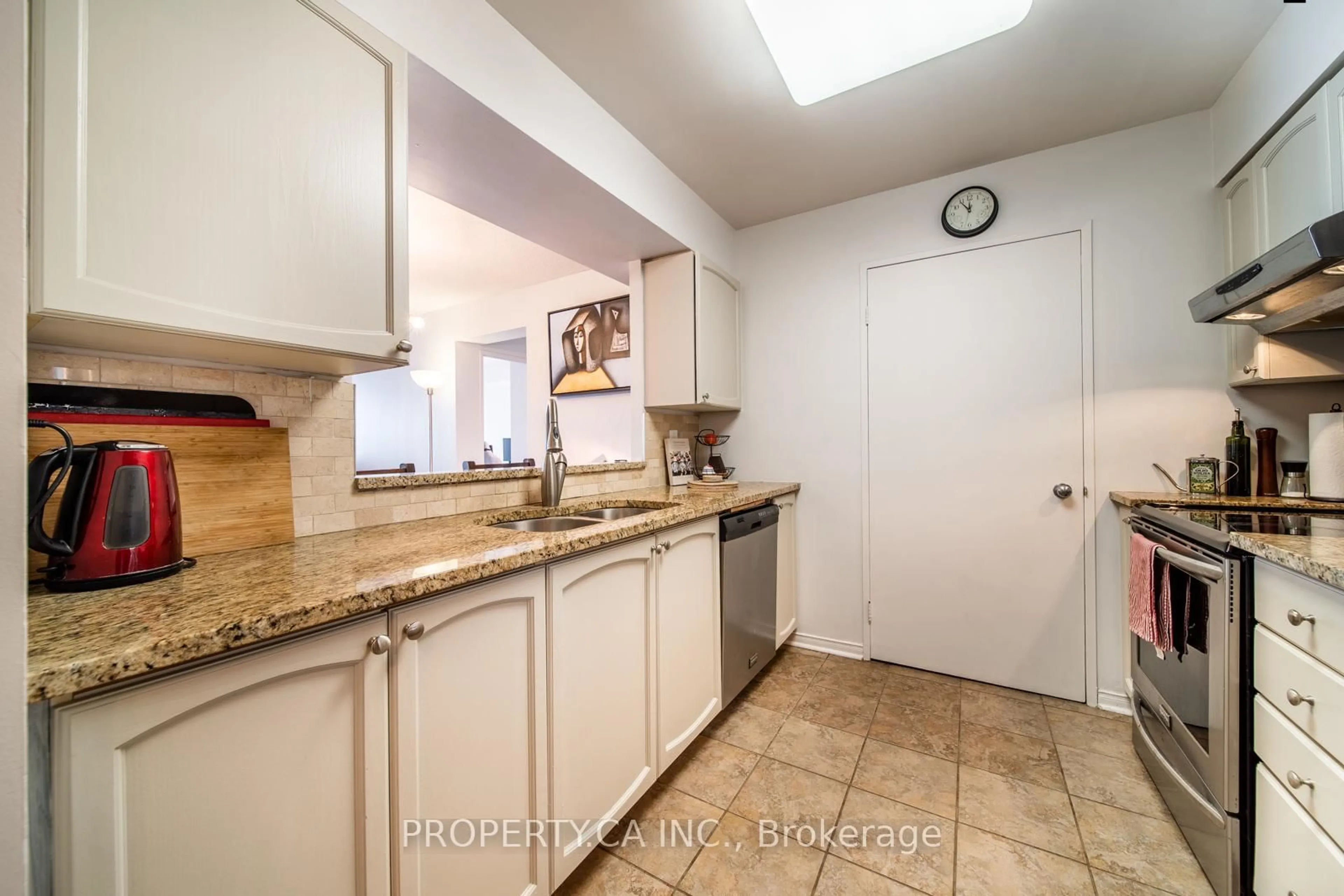 Standard kitchen, ceramic/tile floor for 70 Mill St #608, Toronto Ontario M5A 4R1