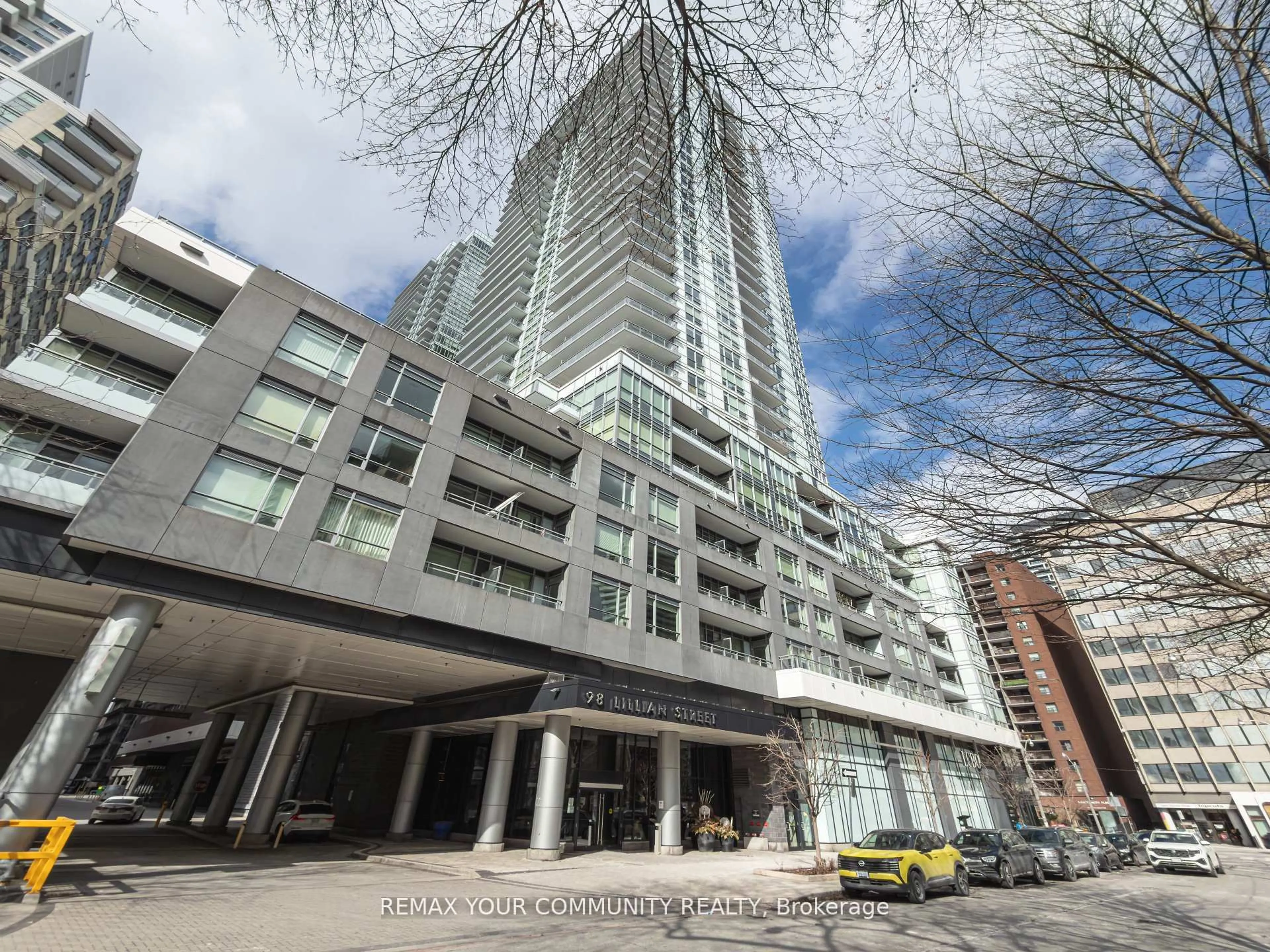 Indoor foyer for 98 Lillian St #724, Toronto Ontario M4P 2Y3