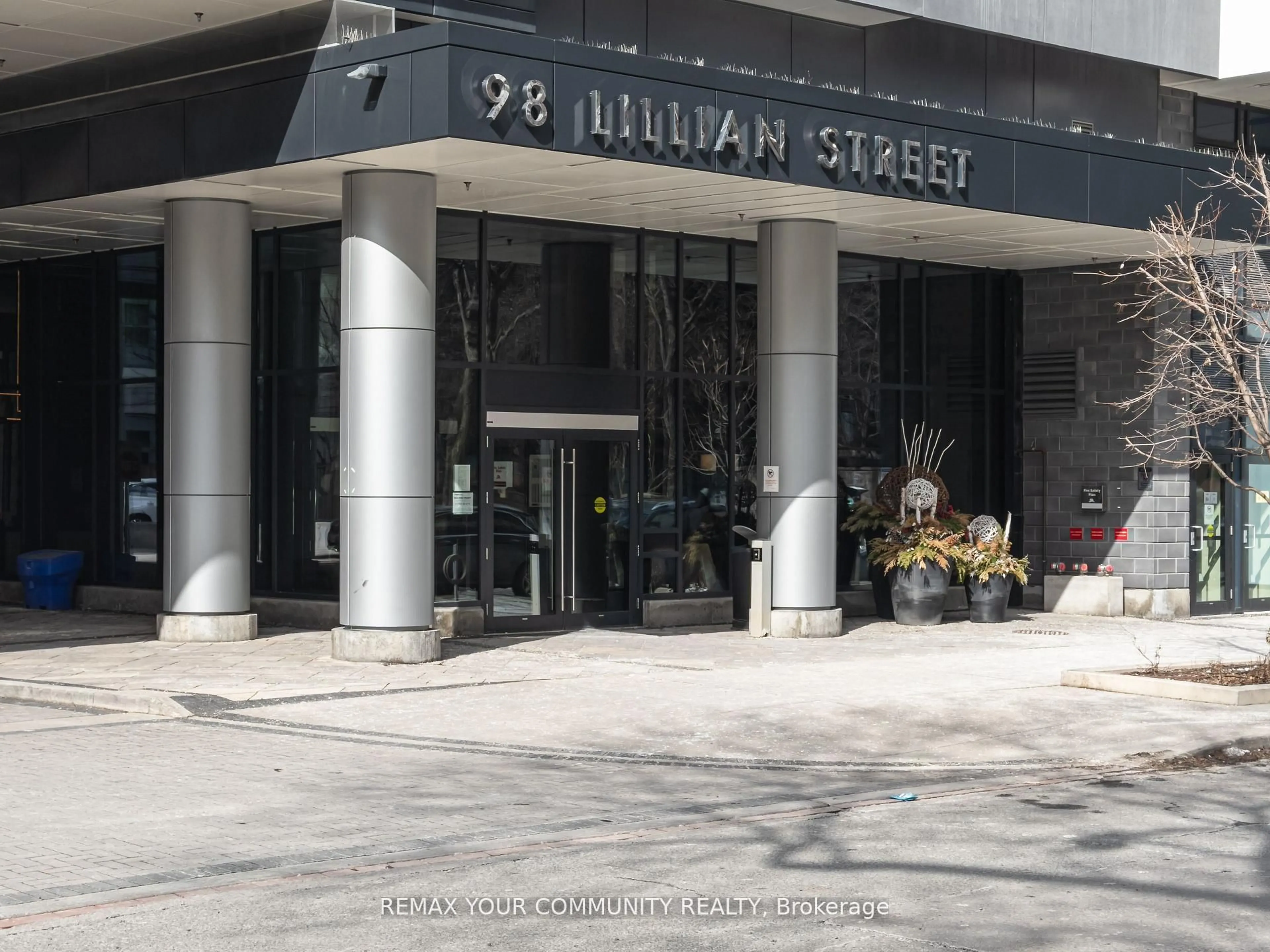 Indoor foyer for 98 Lillian St #724, Toronto Ontario M4P 2Y3