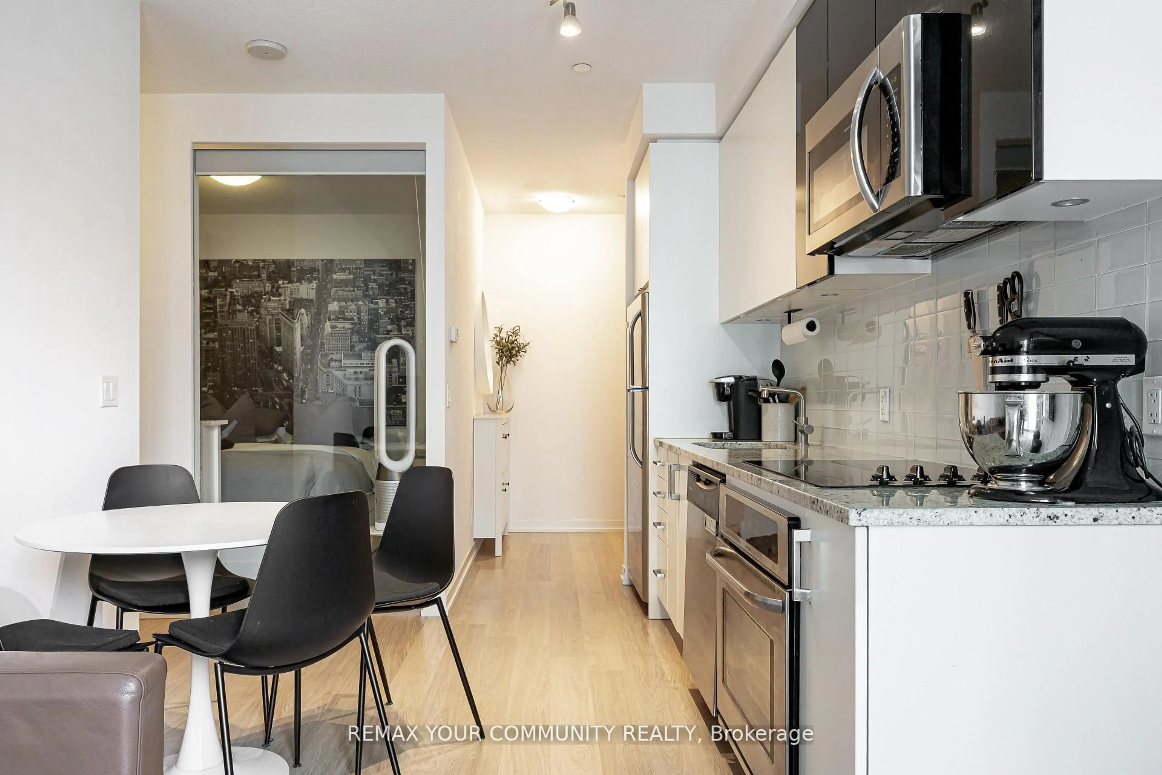 Standard kitchen, unknown for 98 Lillian St #724, Toronto Ontario M4P 2Y3