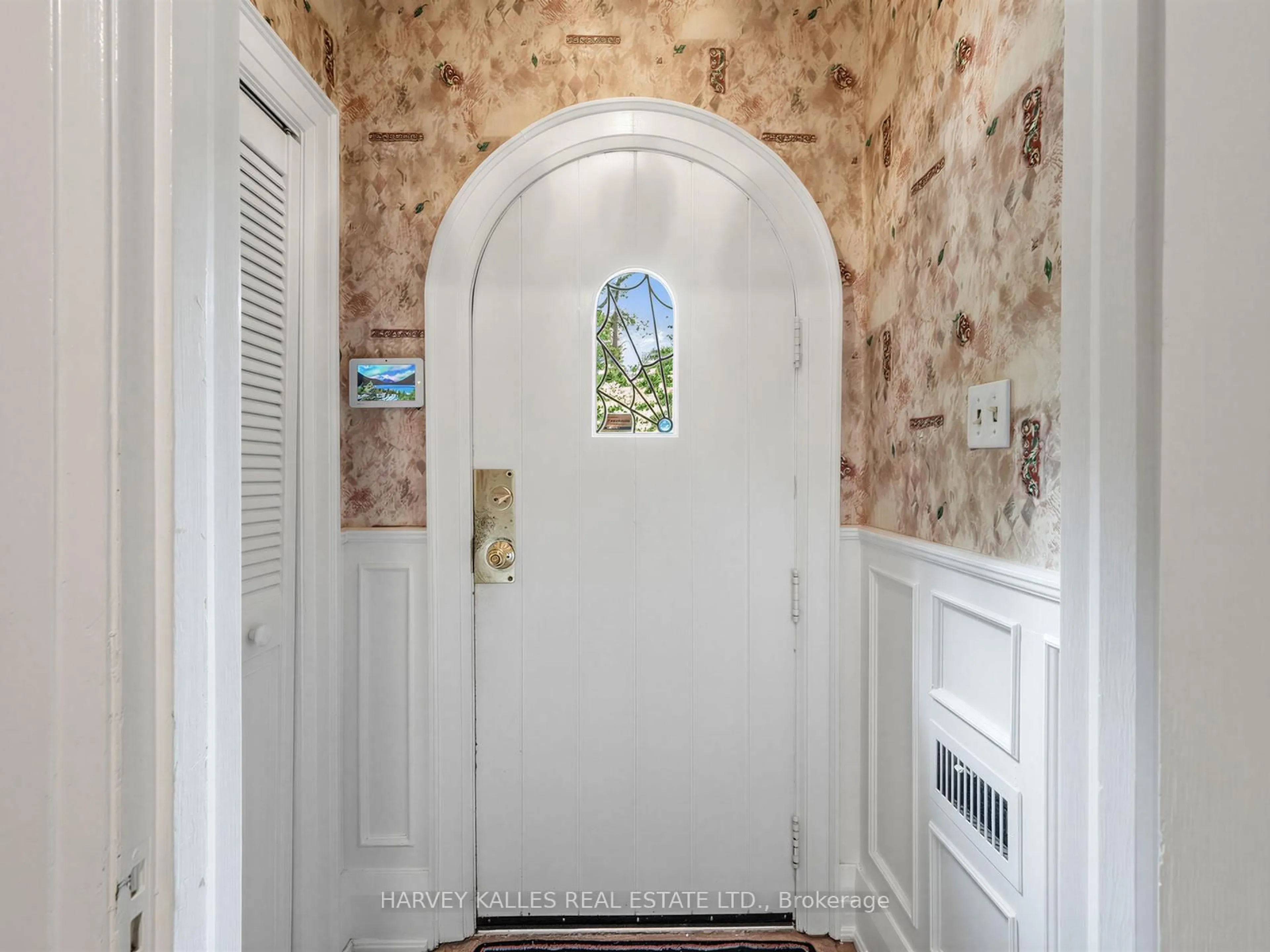 Indoor entryway for 287 St. Leonard's Ave, Toronto Ontario M4N 1K9
