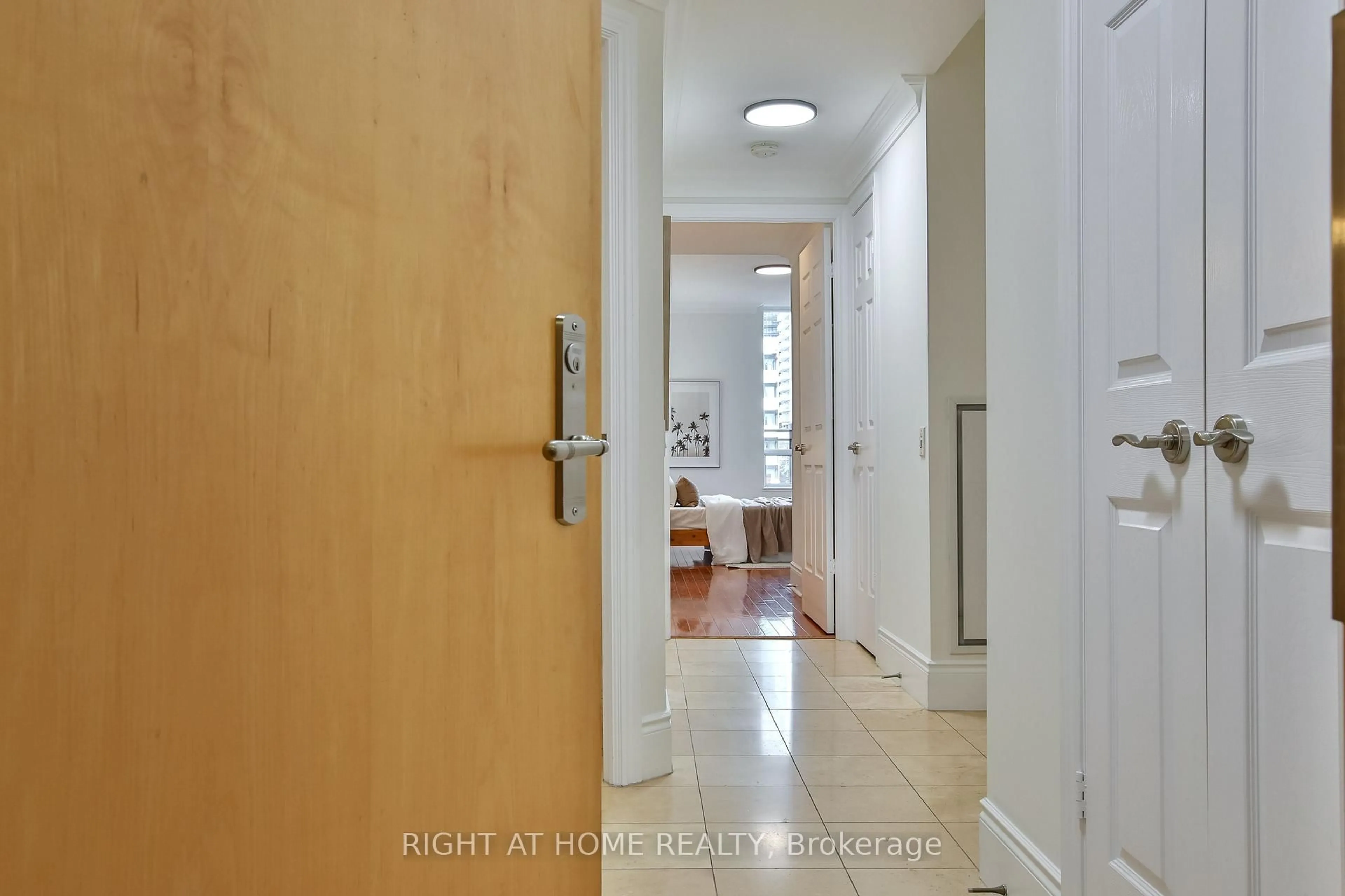 Indoor foyer for 123 Eglinton Ave #404, Toronto Ontario M4P 1J2