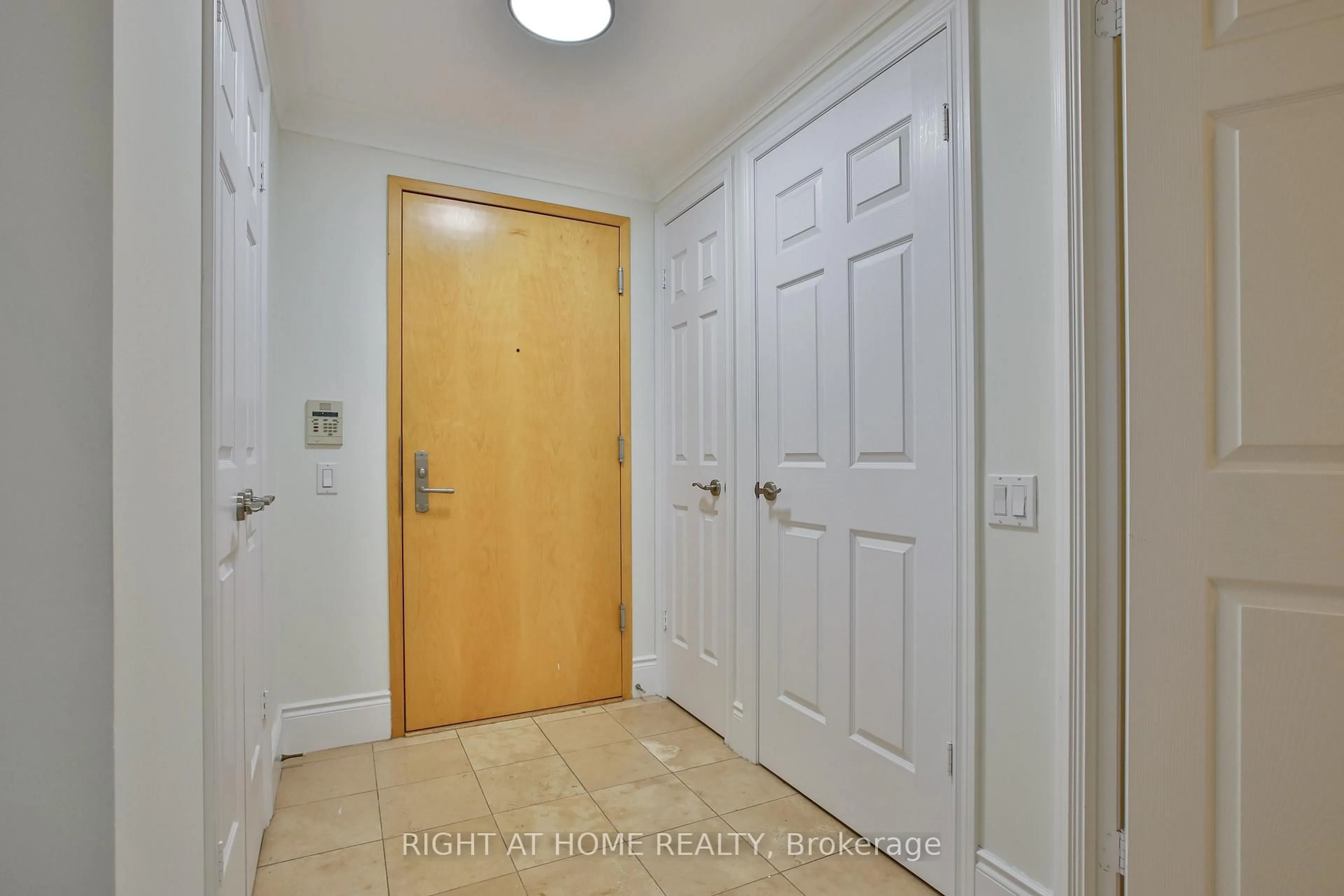 Indoor entryway for 123 Eglinton Ave #404, Toronto Ontario M4P 1J2