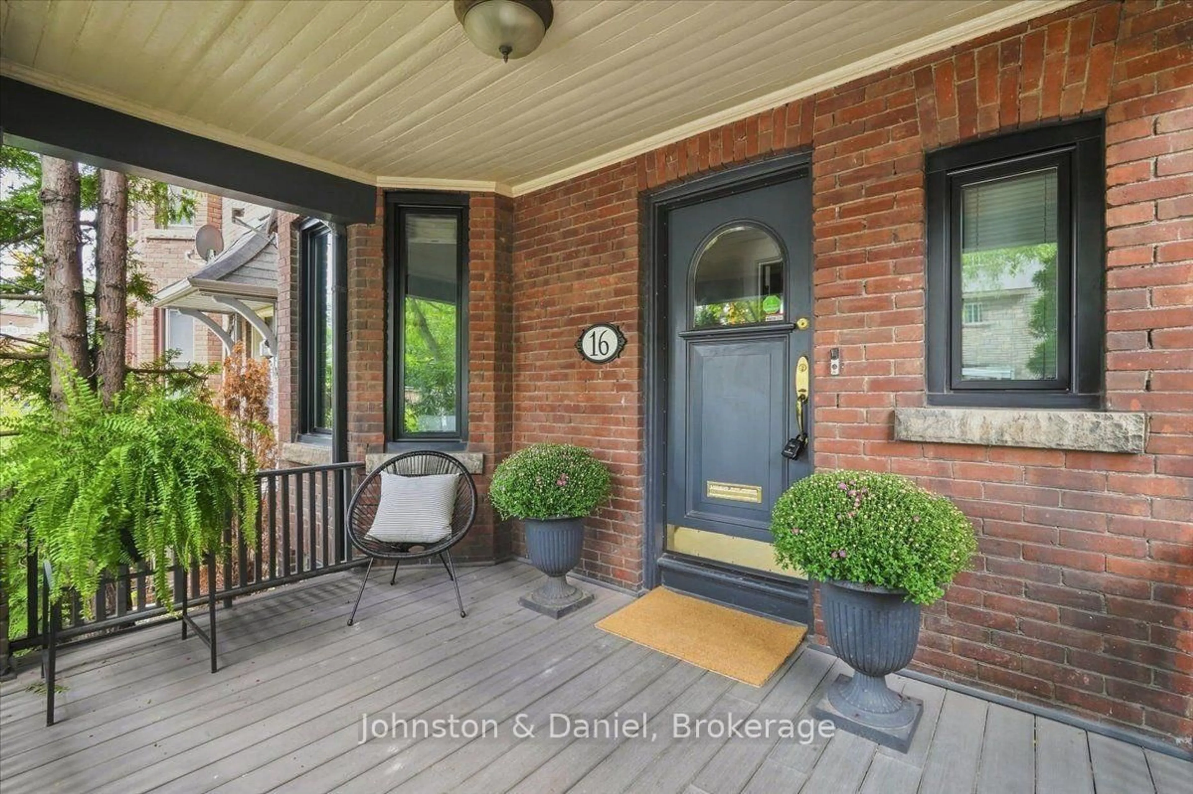 Indoor entryway for 16 Barton Ave, Toronto Ontario M5R 1G8