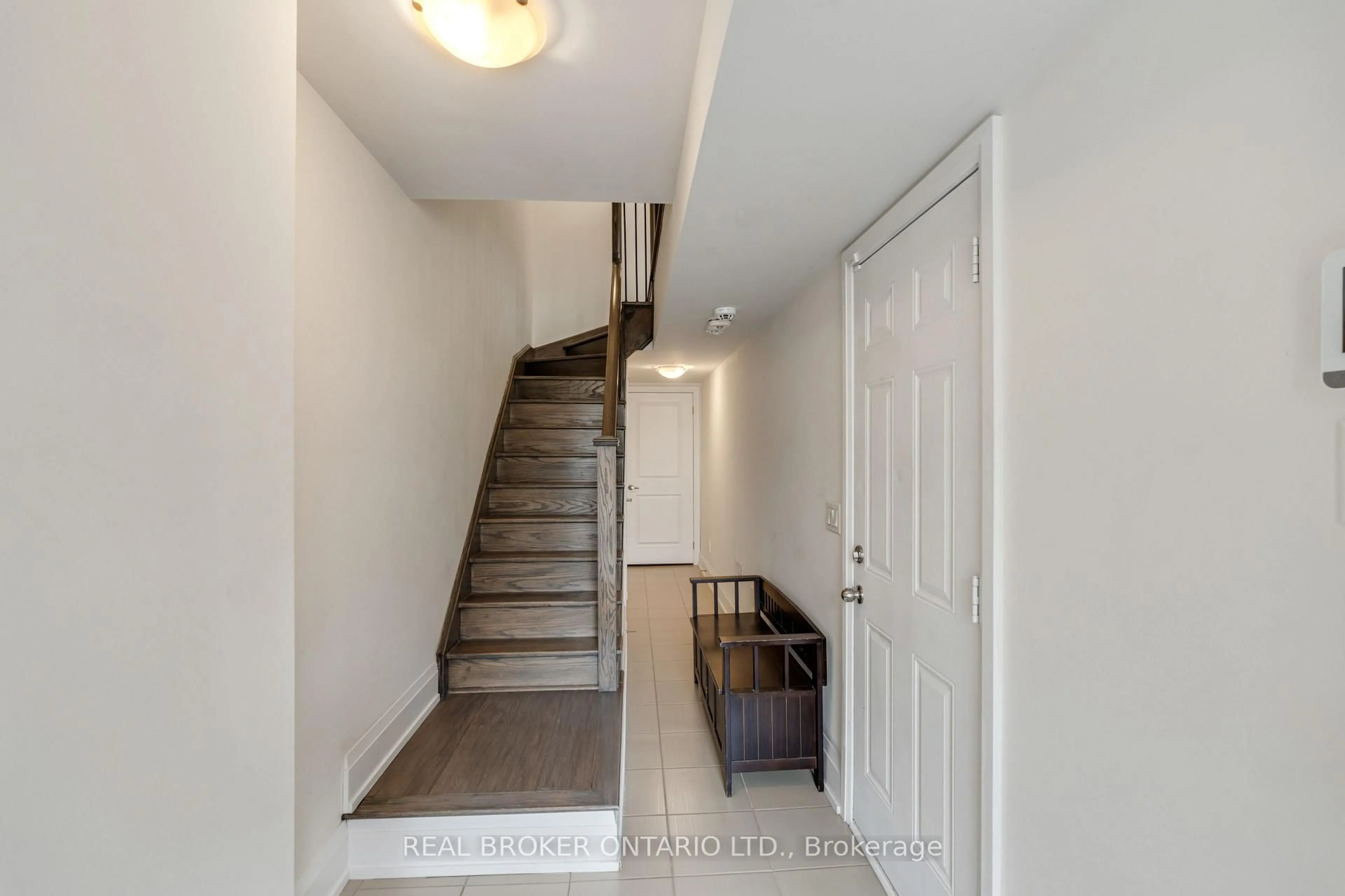 Indoor entryway for 7 Kenneth Wood Cres, Toronto Ontario M2N 0K3
