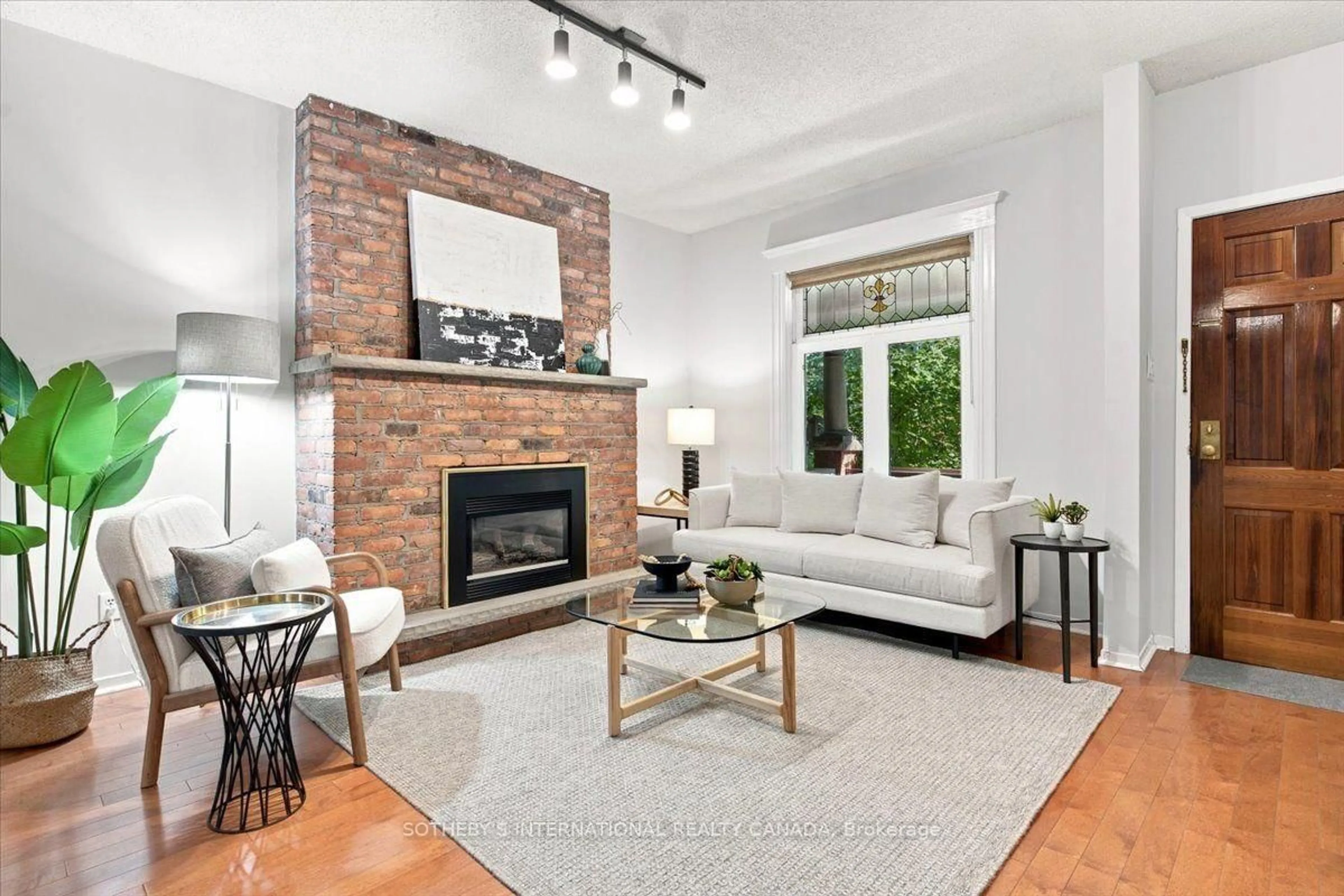 Living room with furniture, unknown for 334 Albany Ave, Toronto Ontario M5R 3C9