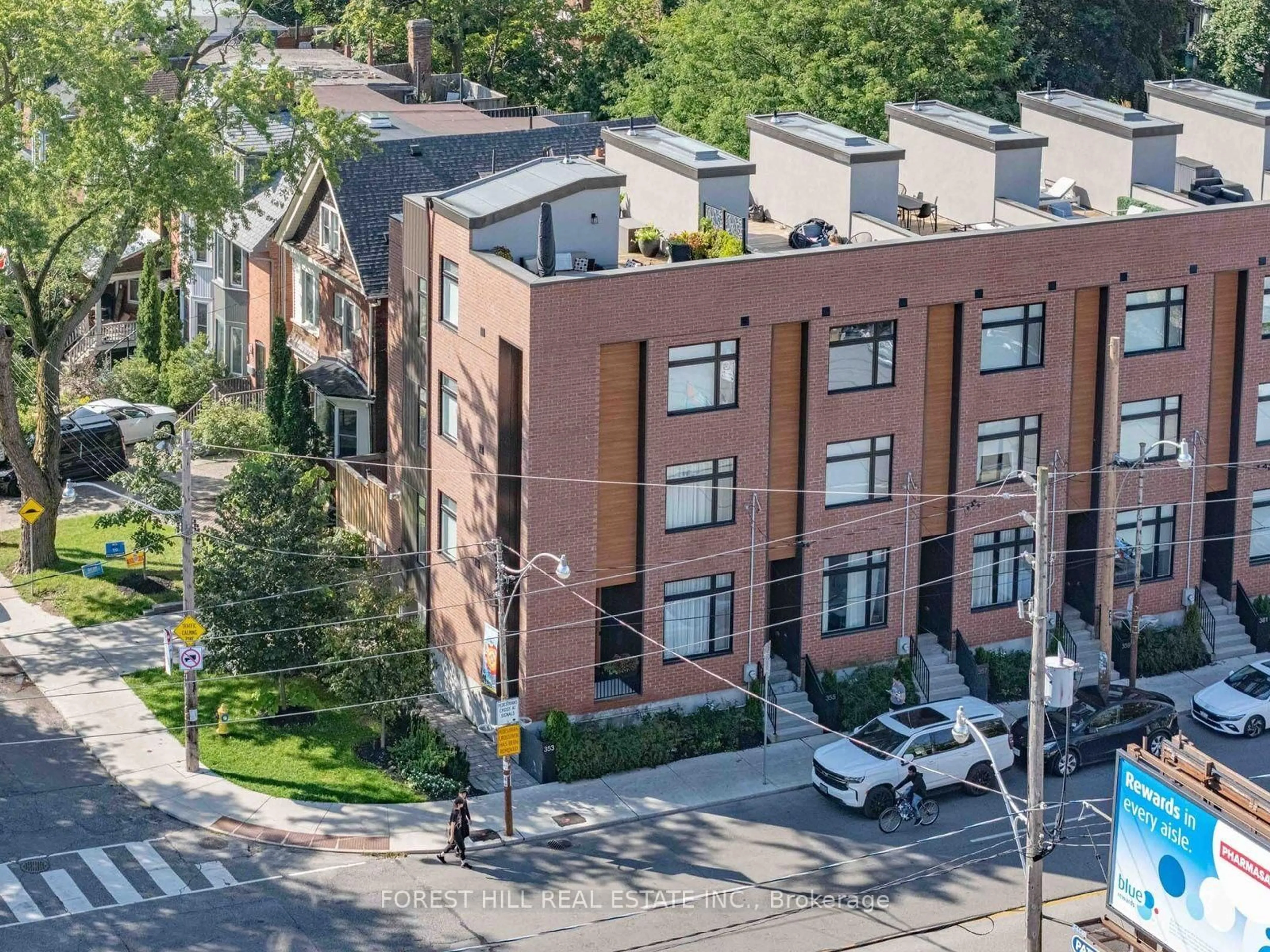 A pic from outside/outdoor area/front of a property/back of a property/a pic from drone, city buildings view from balcony for 353 Dupont St, Toronto Ontario M5R 1V9