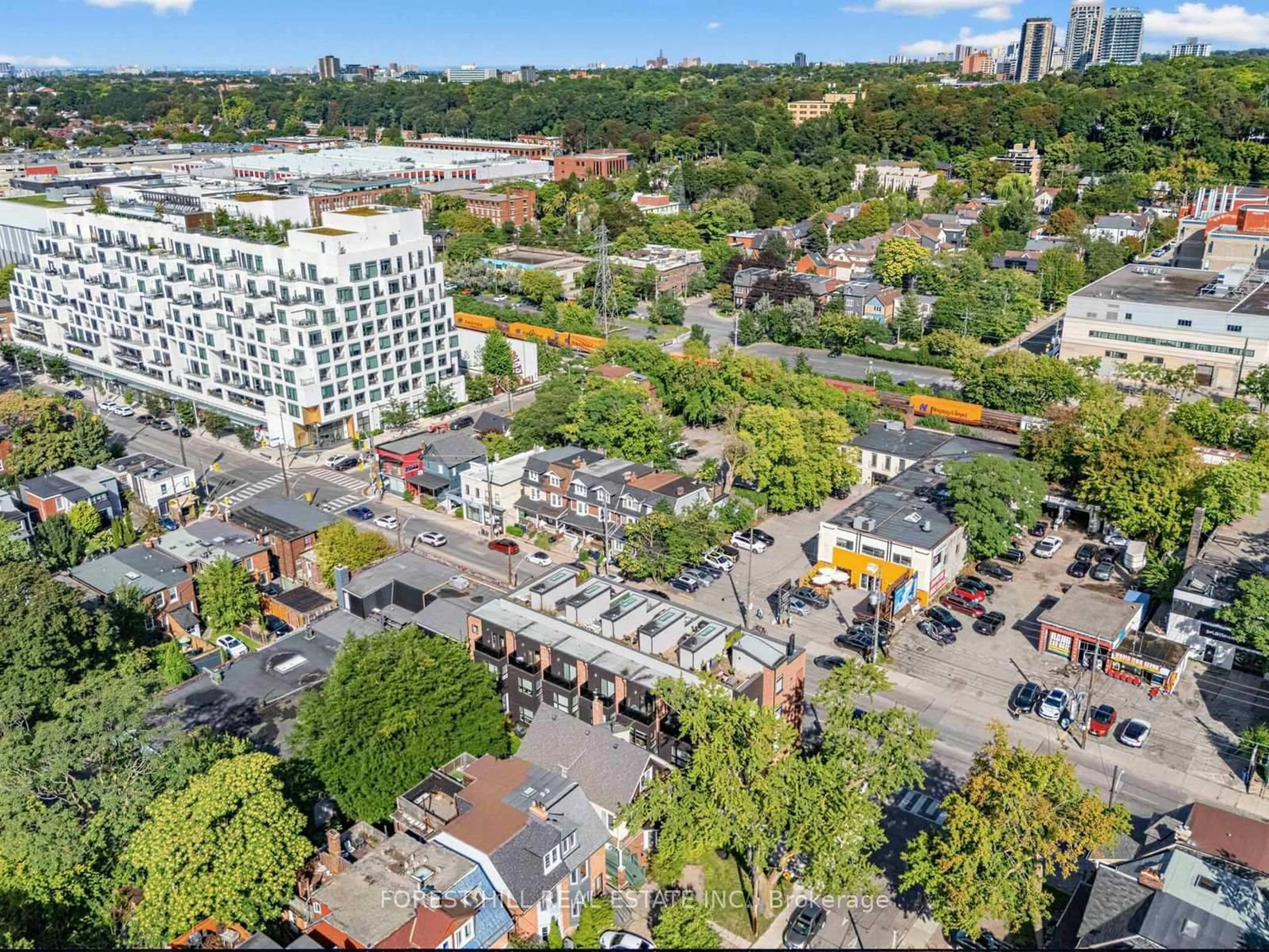 A pic from outside/outdoor area/front of a property/back of a property/a pic from drone, city buildings view from balcony for 353 Dupont St, Toronto Ontario M5R 1V9