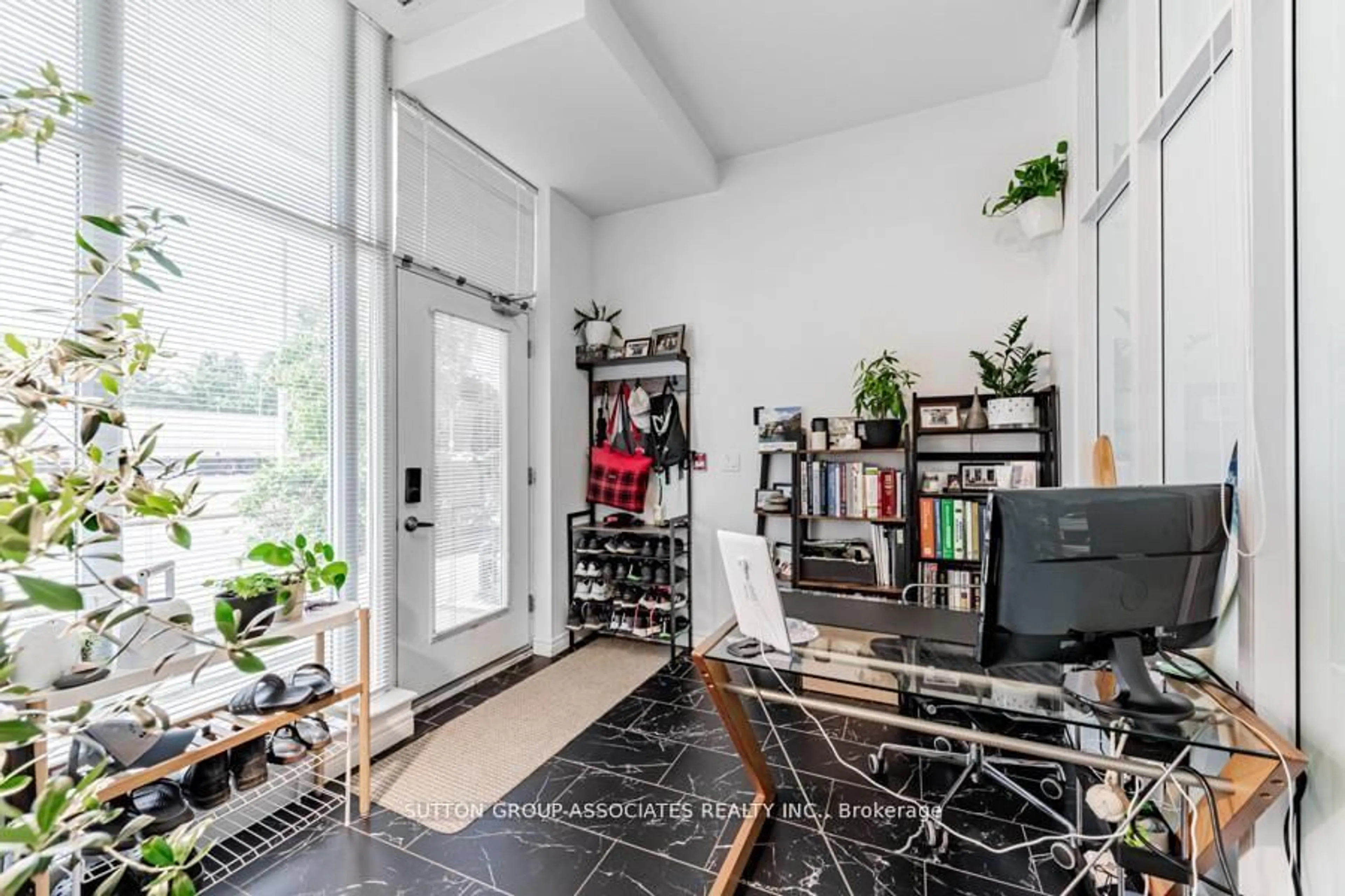Indoor entryway for 628 Fleet St #110, Toronto Ontario M5V 1A8