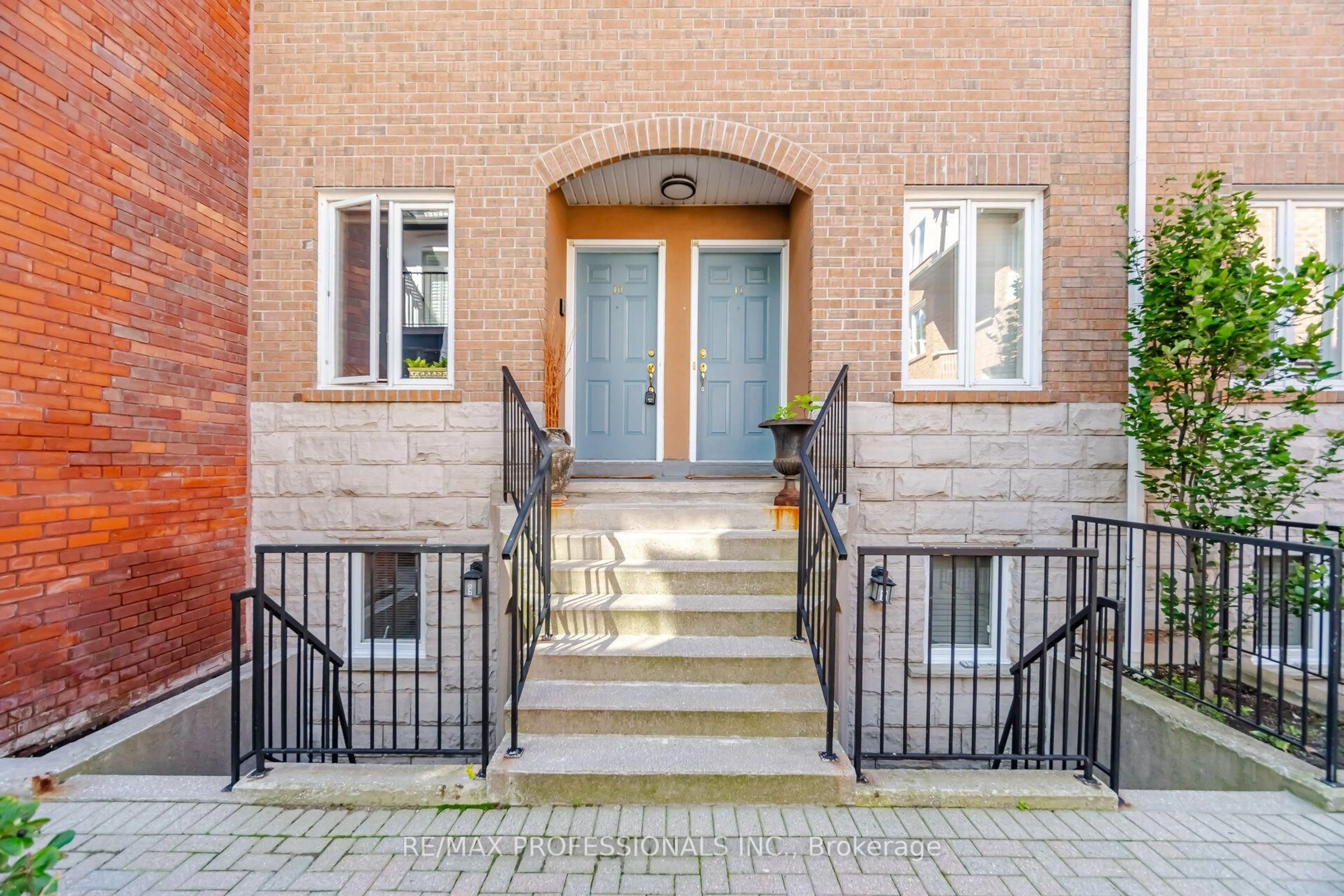 Indoor entryway for 228 St George St #10, Toronto Ontario M5R 2N5