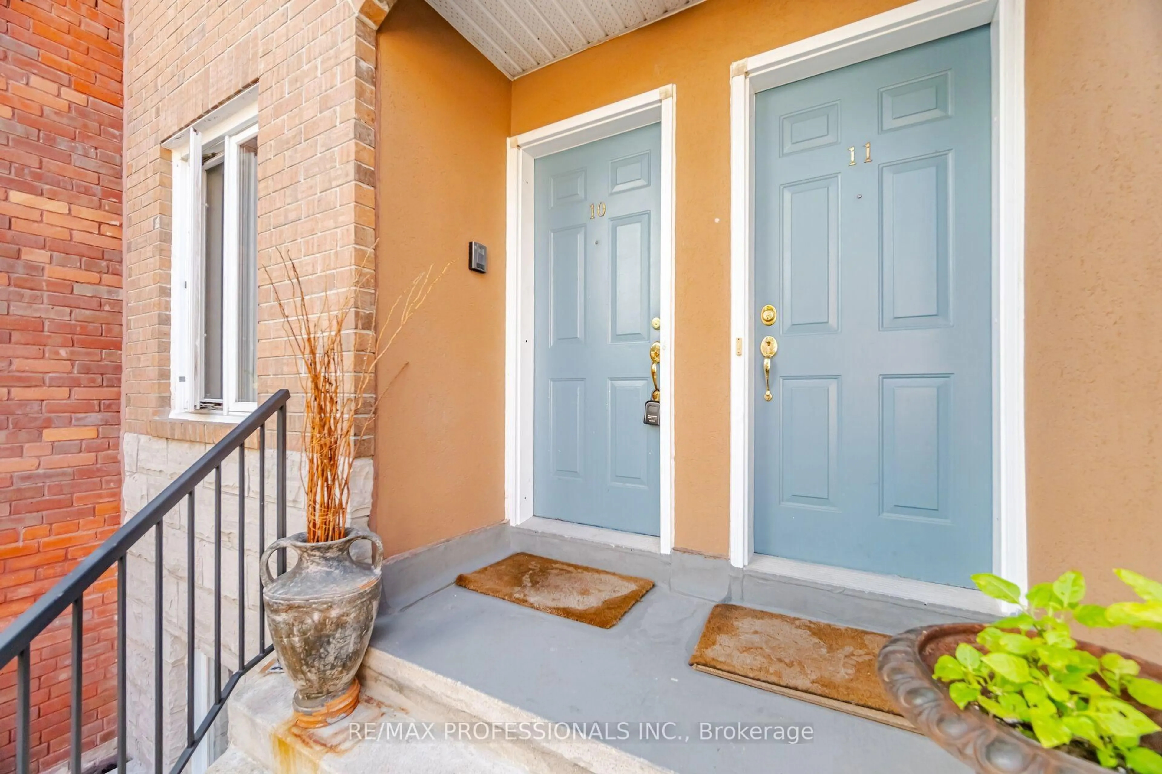 Indoor entryway for 228 St George St #10, Toronto Ontario M5R 2N5