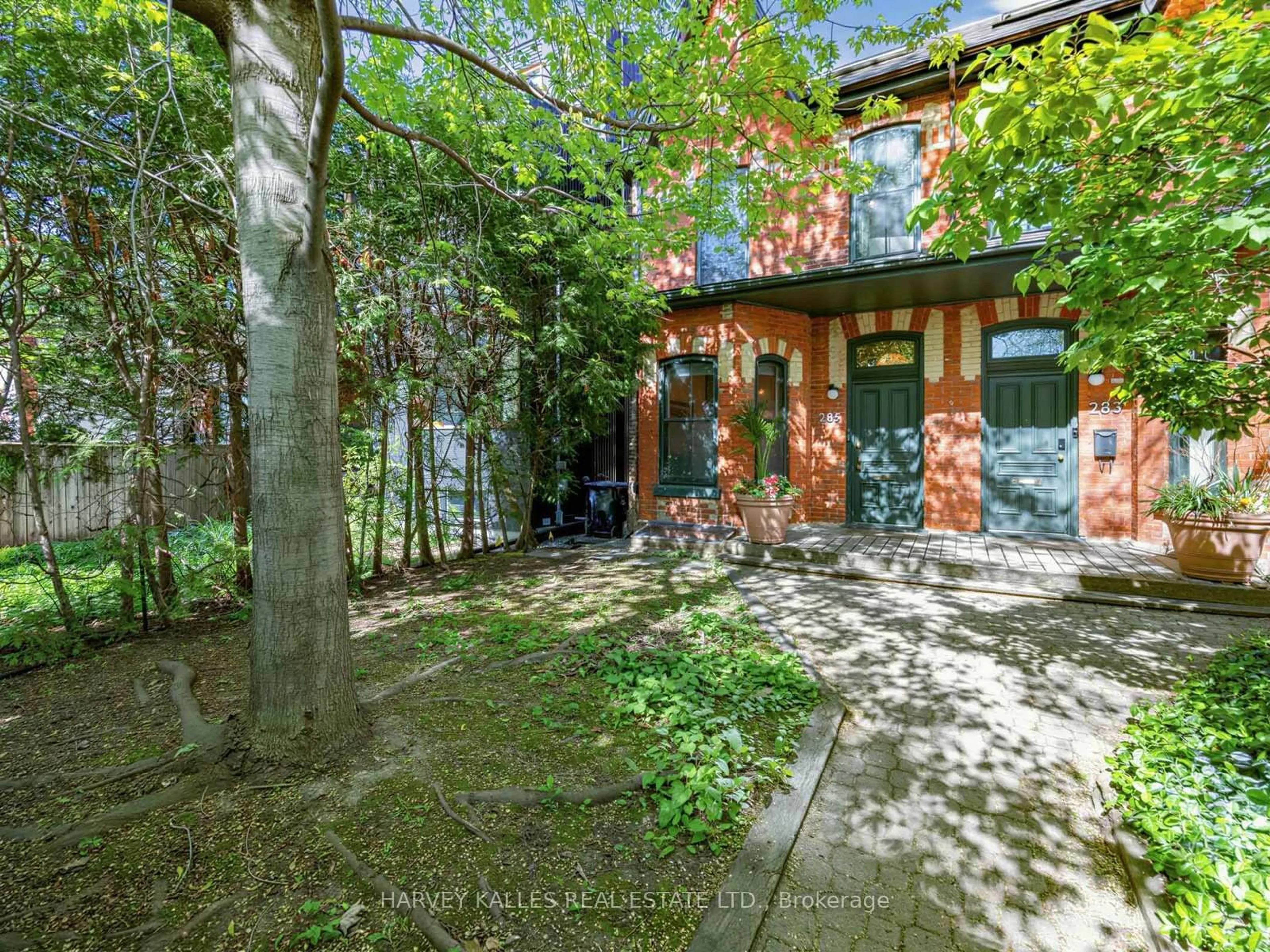 A pic from outside/outdoor area/front of a property/back of a property/a pic from drone, forest/trees view for 285 Brunswick Ave, Toronto Ontario M5S 2M6