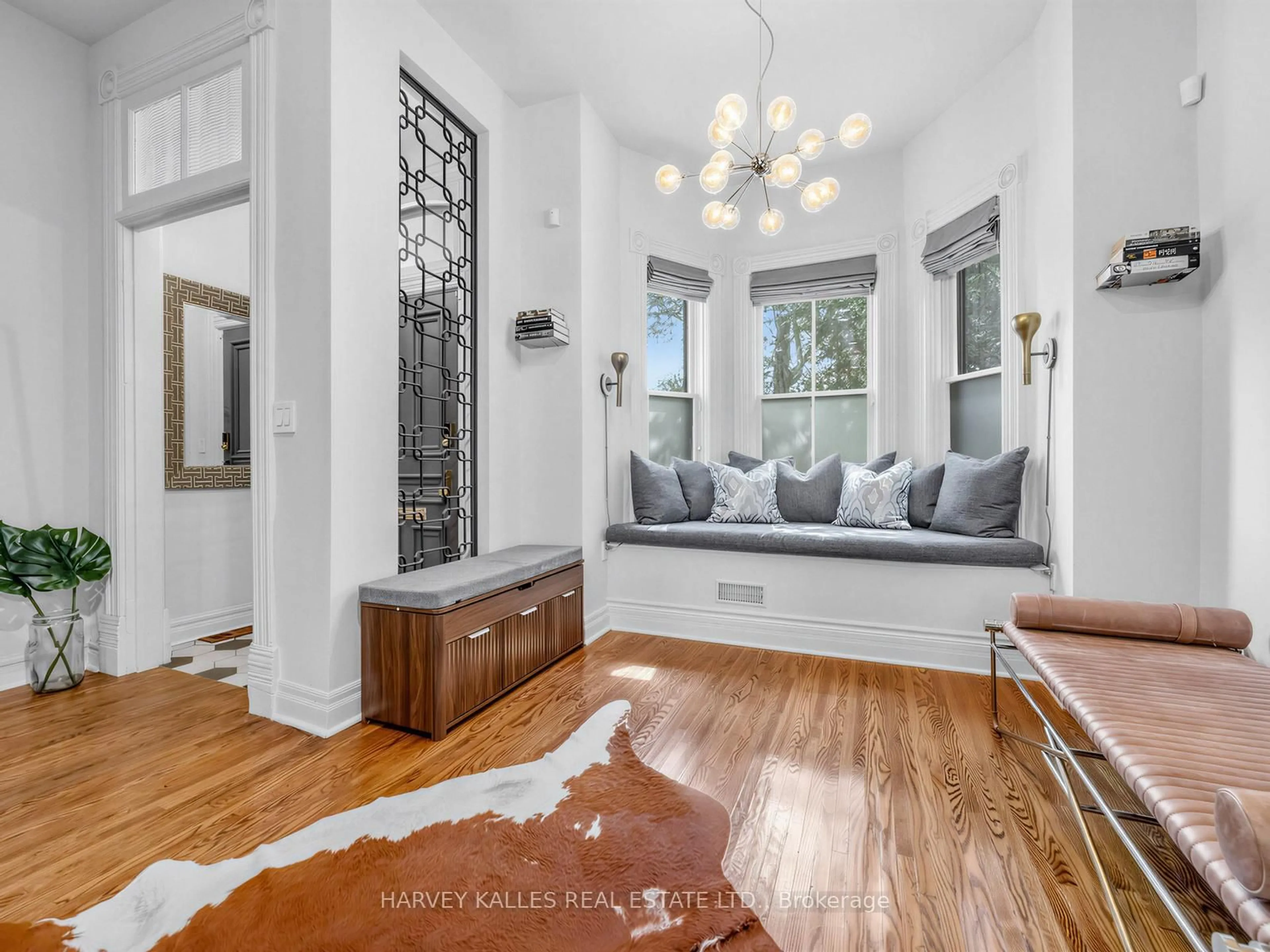 Indoor entryway for 285 Brunswick Ave, Toronto Ontario M5S 2M6