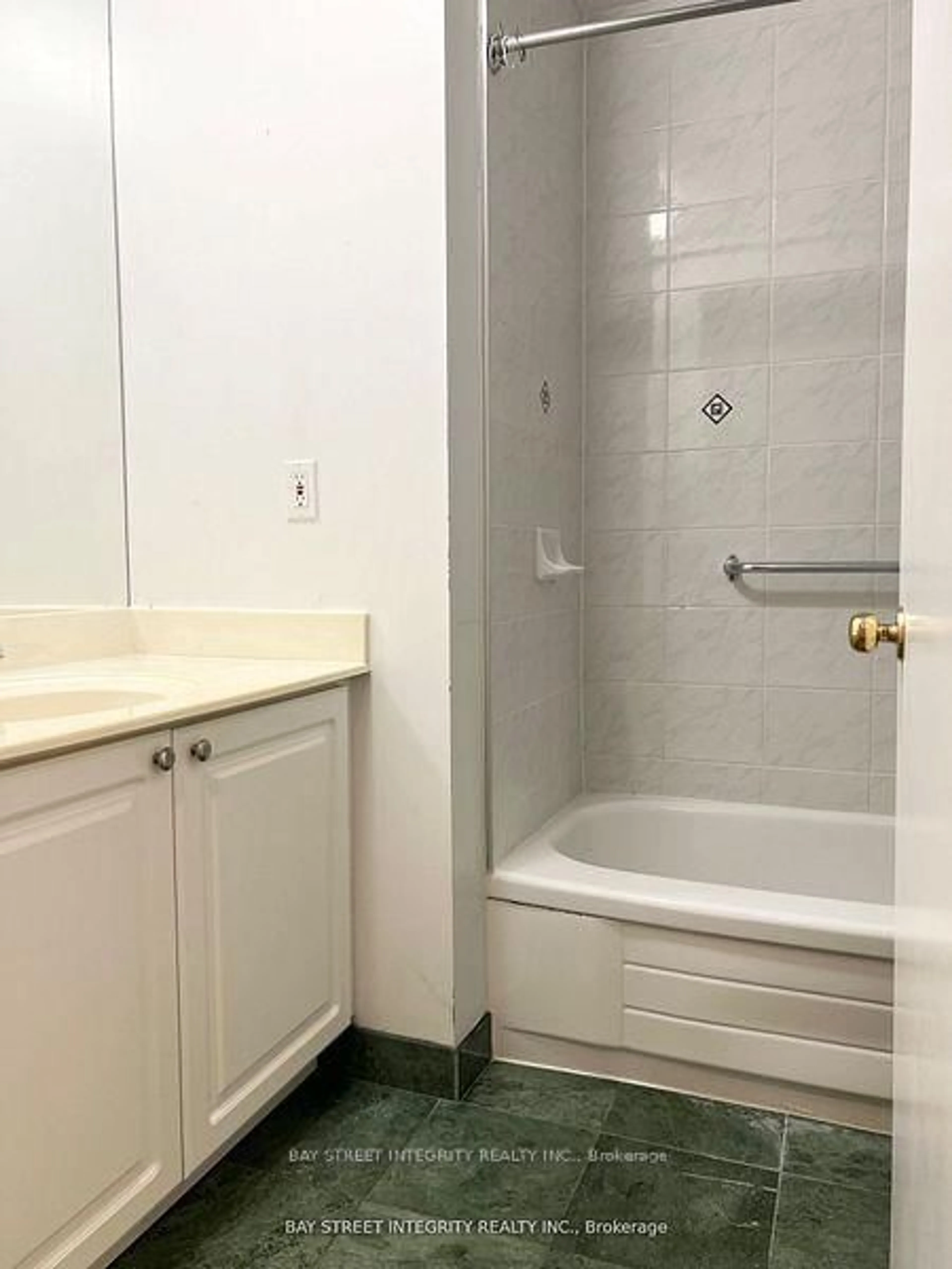 Standard bathroom, unknown for 7 King St #917, Toronto Ontario M5C 1B2