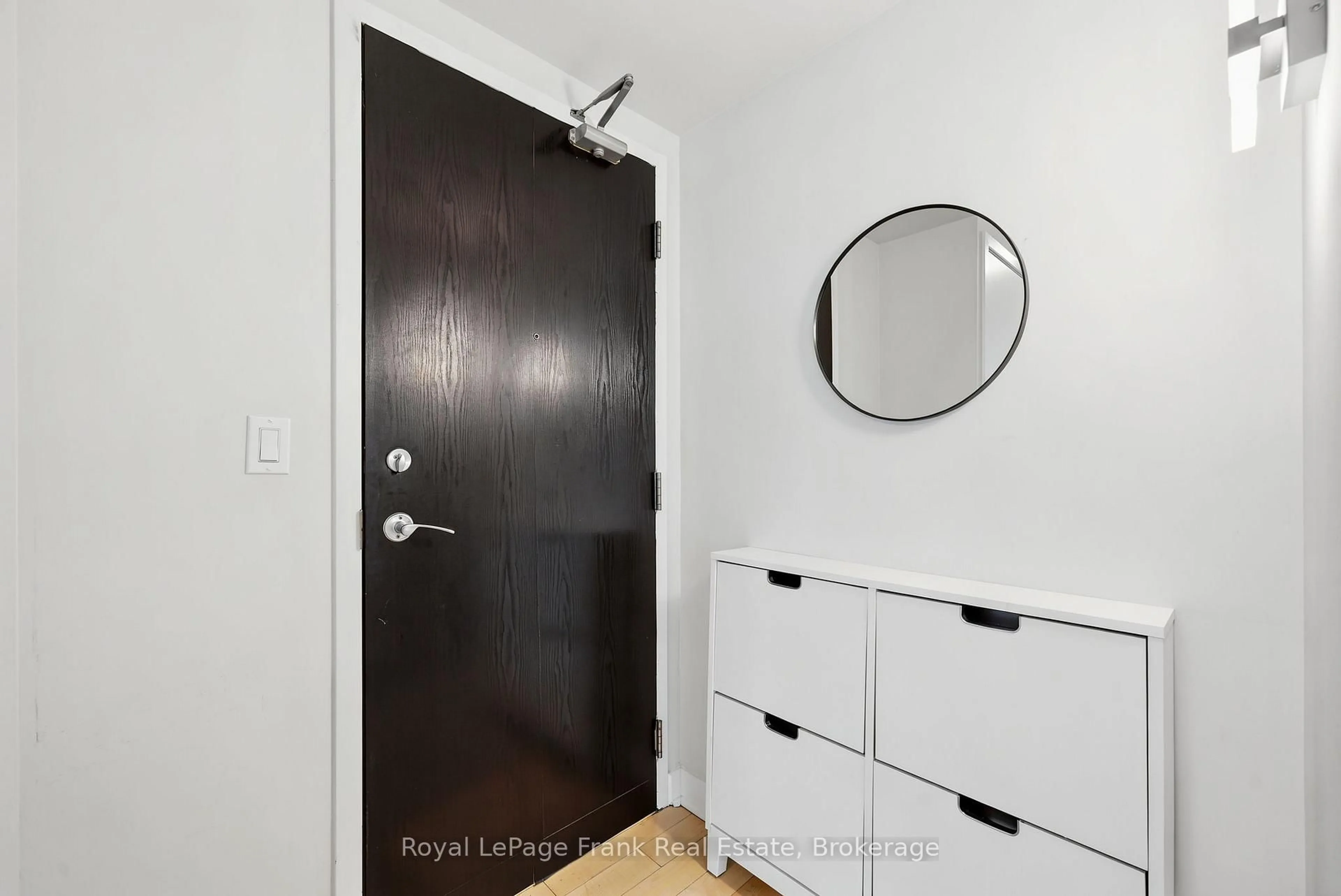 Indoor entryway for 350 Wellington St #M24, Toronto Ontario M5V 3W9