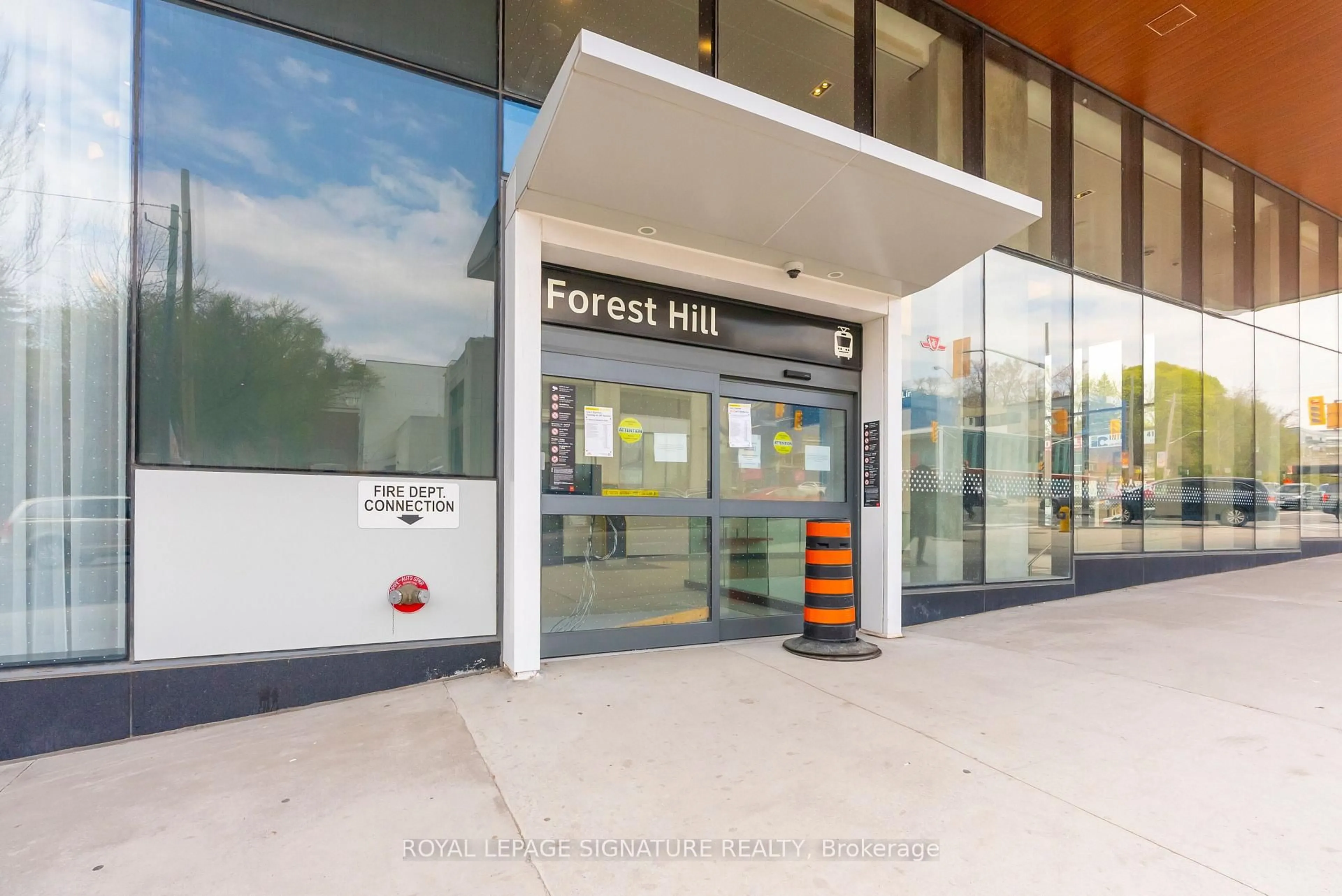 Indoor foyer for 2020 Bathurst St #1121, Toronto Ontario M5P 0A6