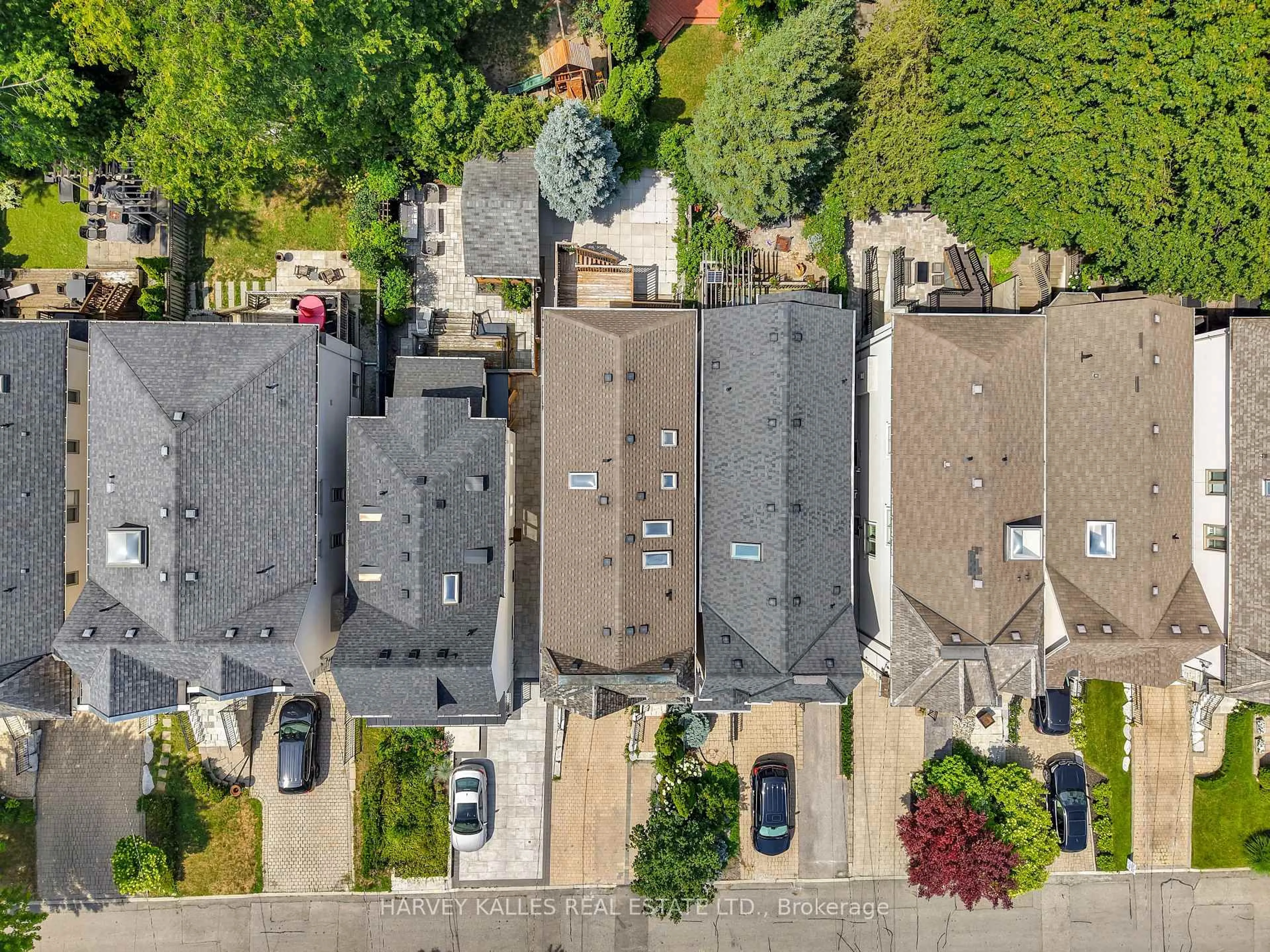A pic from outside/outdoor area/front of a property/back of a property/a pic from drone, street for 168 Roe Ave, Toronto Ontario M5M 2J2