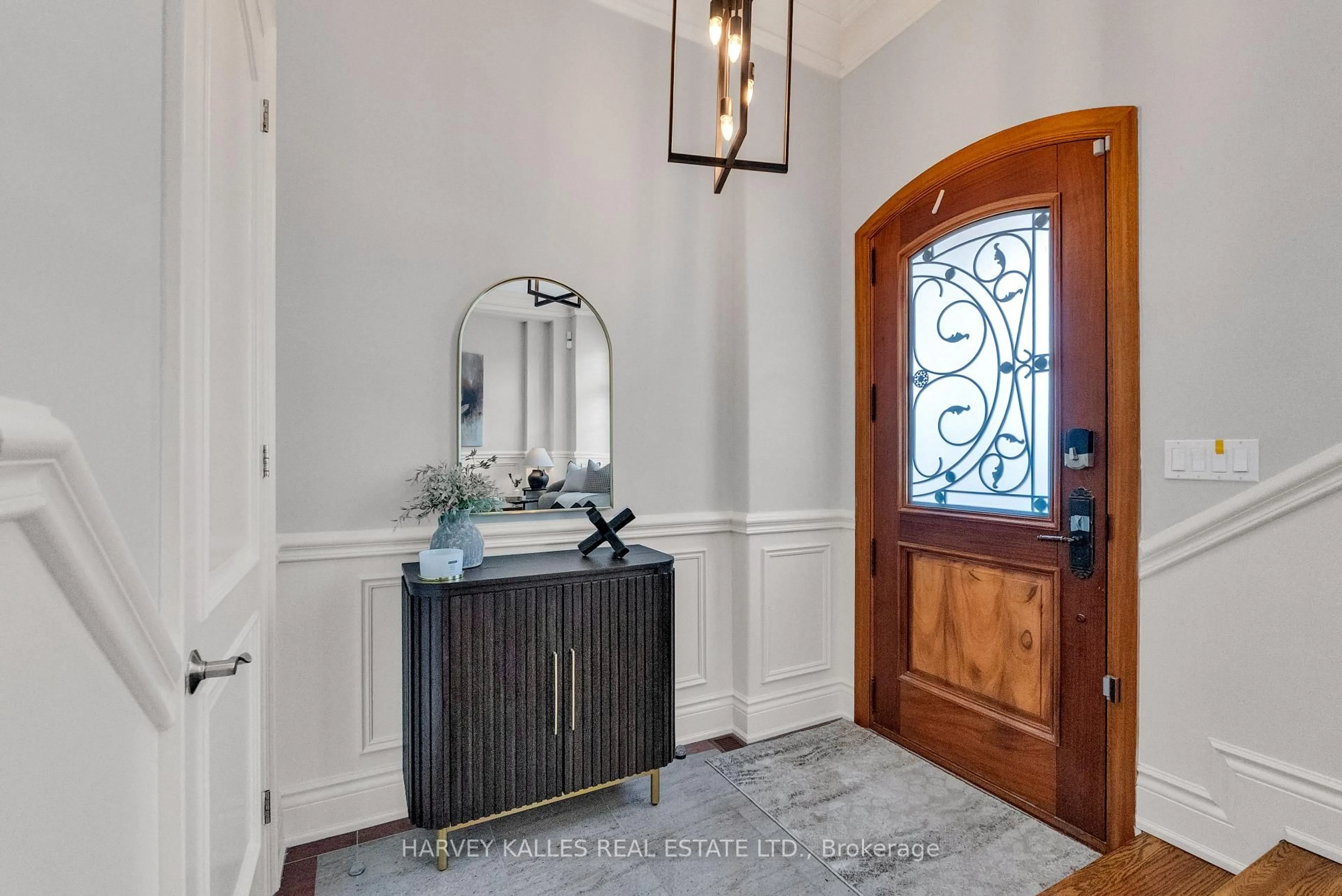 Indoor entryway for 168 Roe Ave, Toronto Ontario M5M 2J2