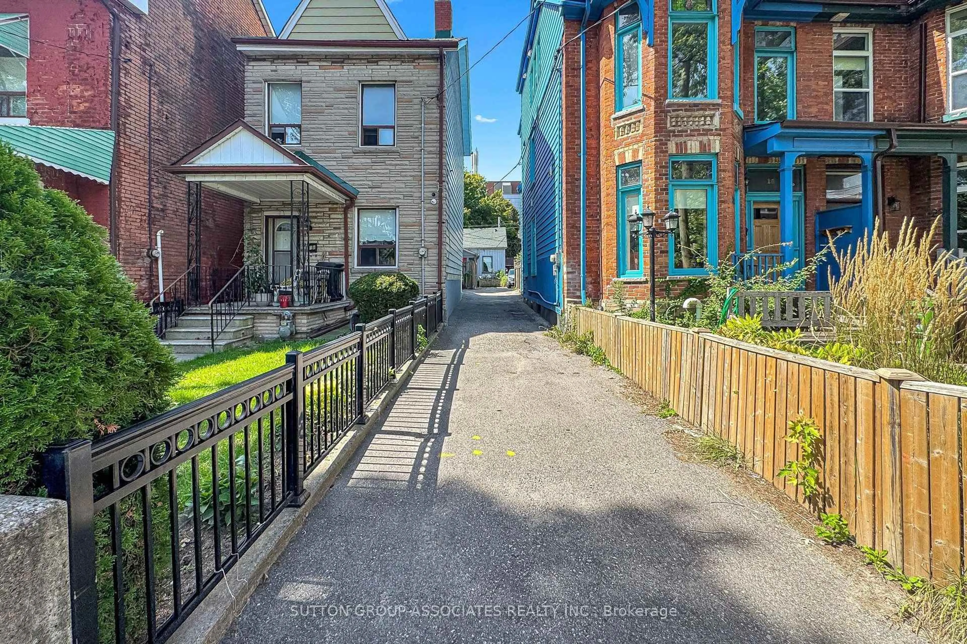 Patio, street for 18 1/2 Bellevue Ave, Toronto Ontario M5T 2N4