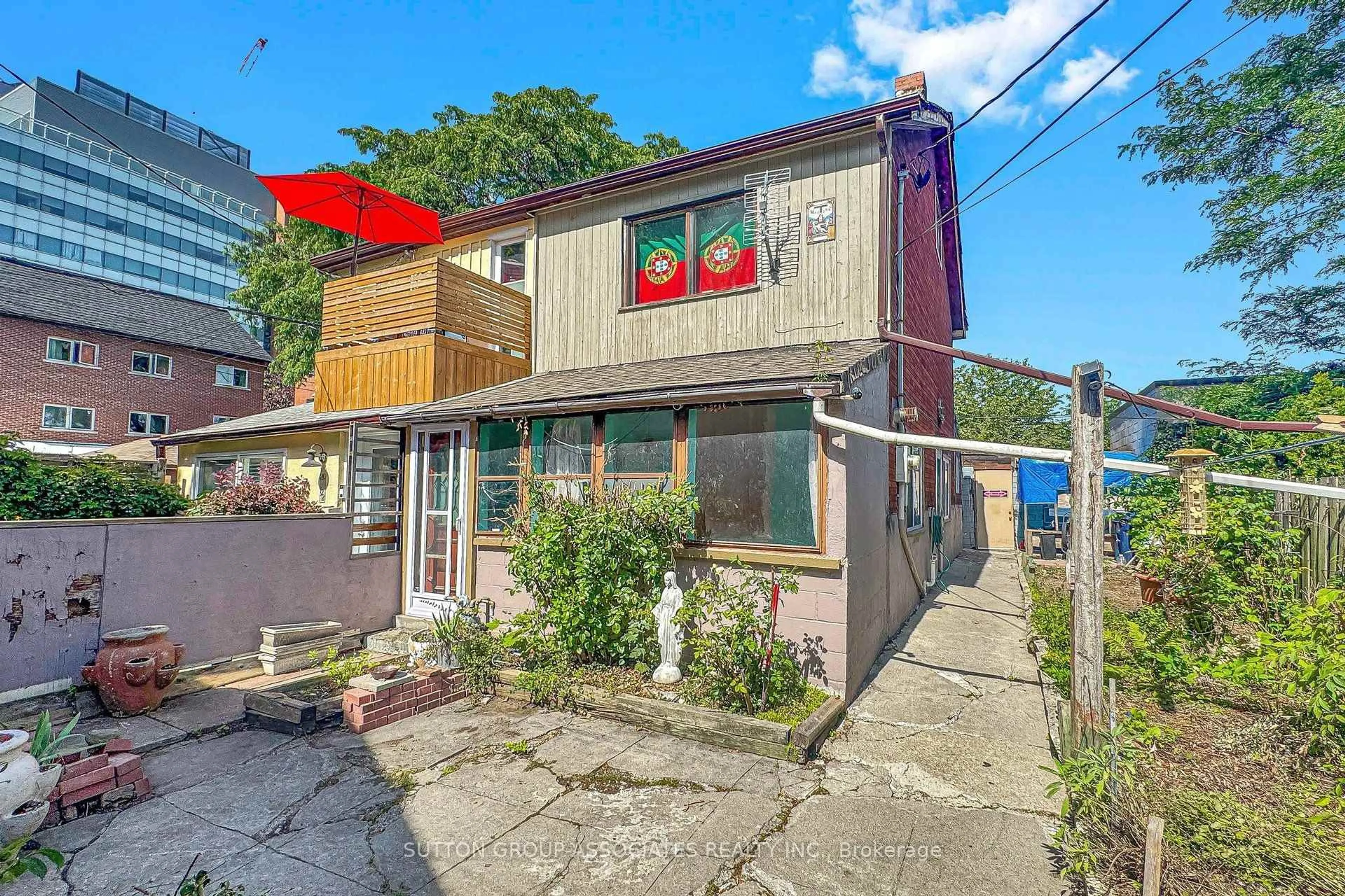 Unknown for 18 1/2 Bellevue Ave, Toronto Ontario M5T 2N4