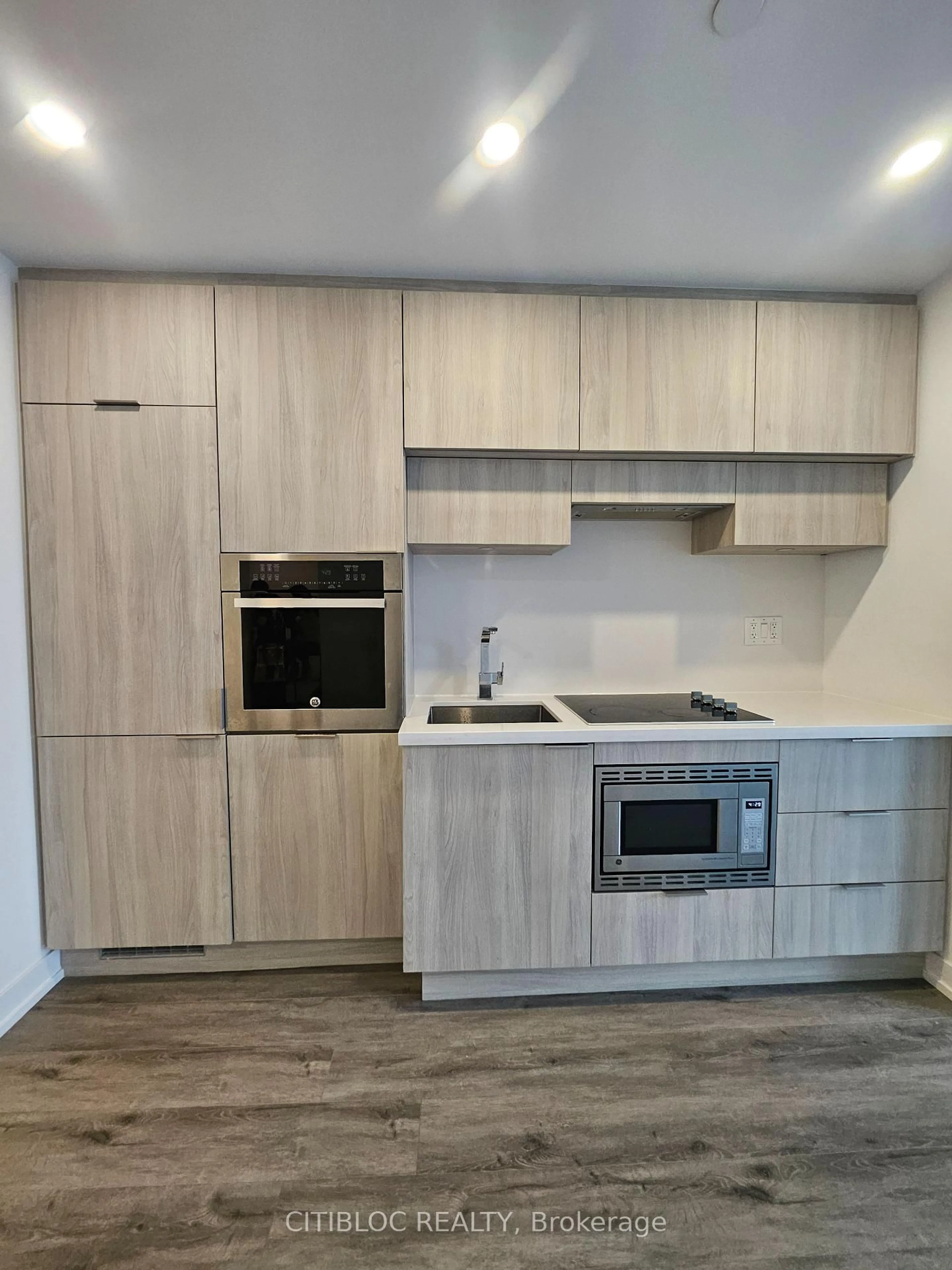 Standard kitchen, wood/laminate floor for 39 Roehampton Ave #601, Toronto Ontario M4P 0G1