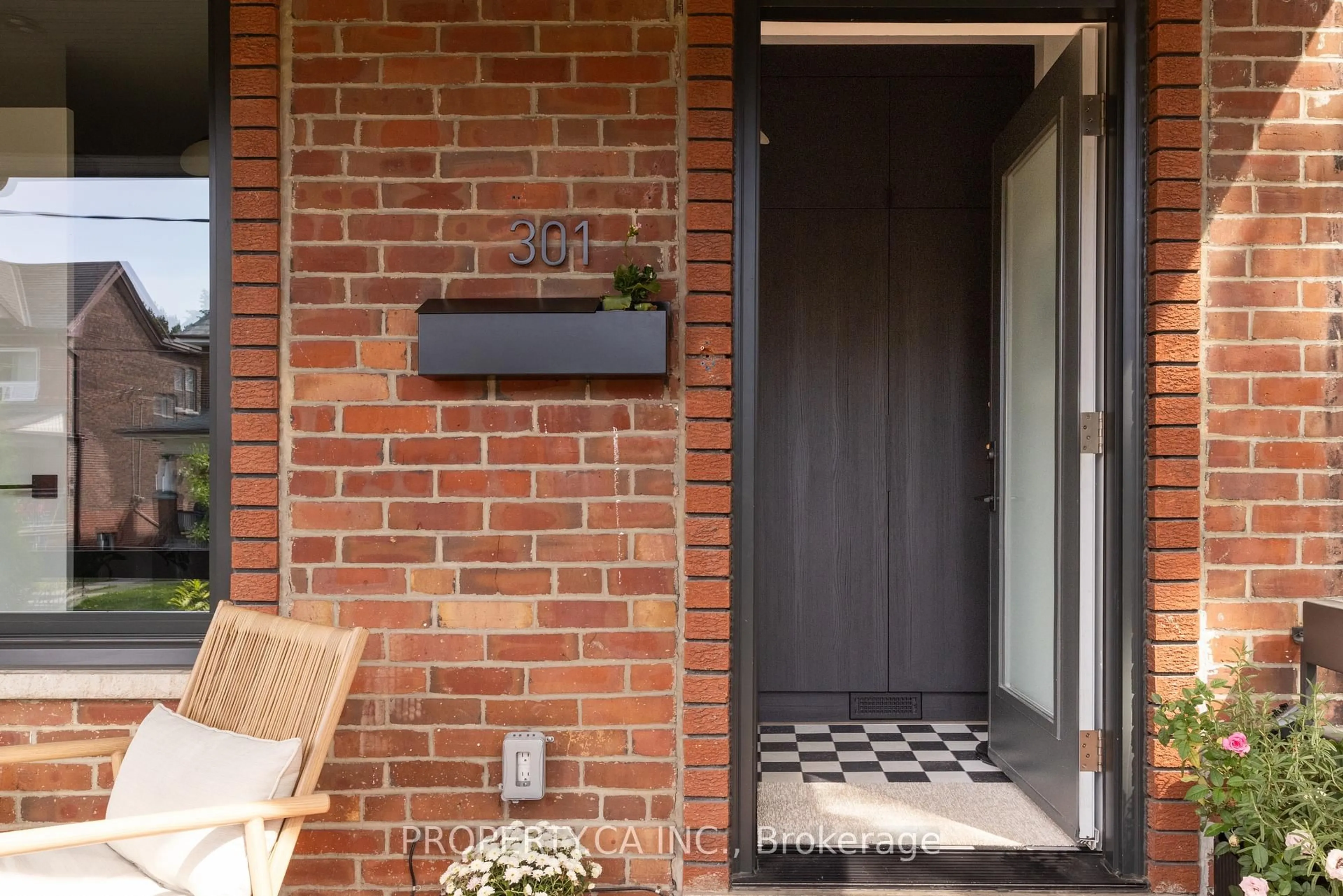 Indoor entryway for 301 Grace St, Toronto Ontario M6G 3A7