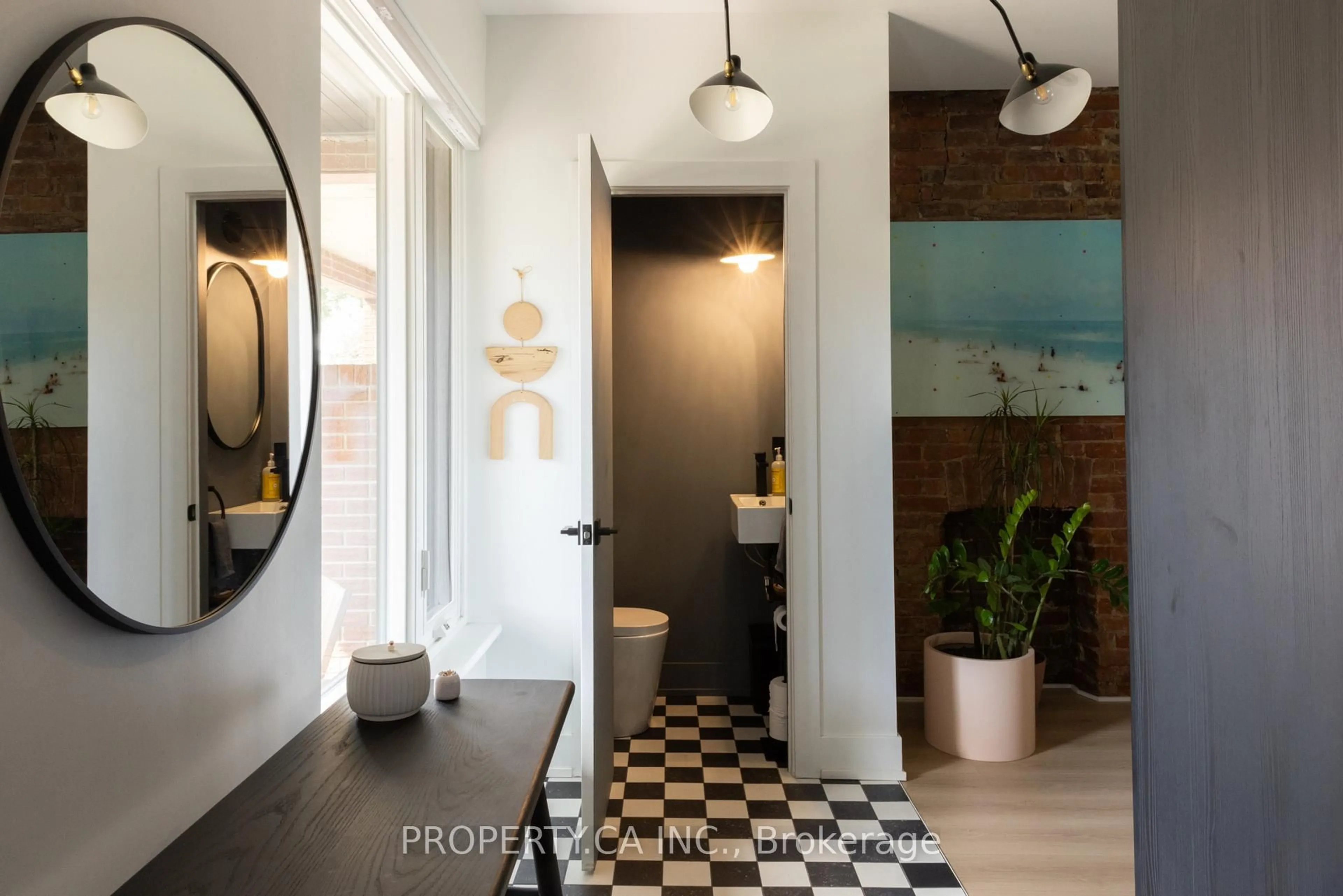Indoor entryway for 301 Grace St, Toronto Ontario M6G 3A7