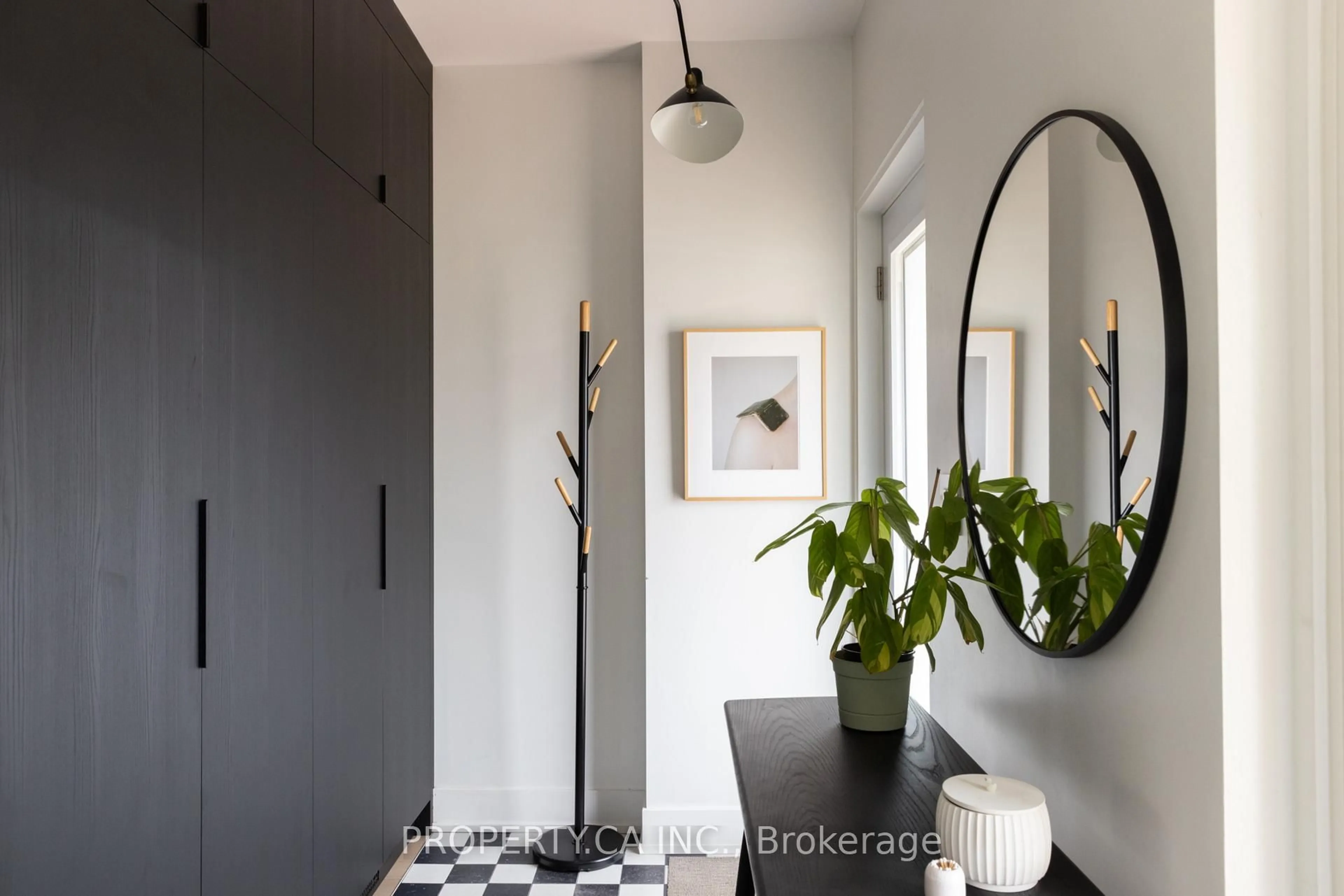 Indoor entryway for 301 Grace St, Toronto Ontario M6G 3A7