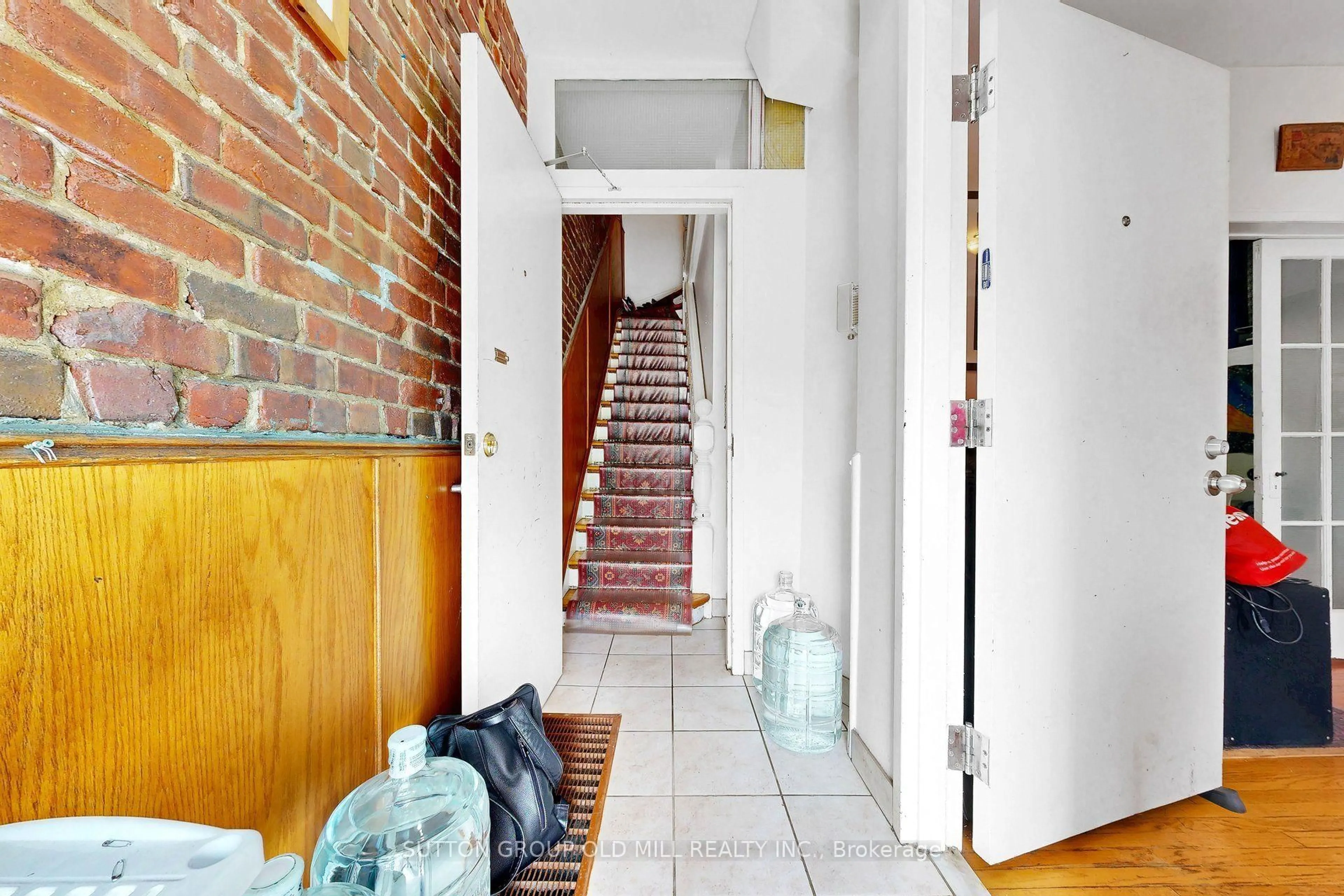 Indoor foyer for 1060 College St, Toronto Ontario M6H 1A9