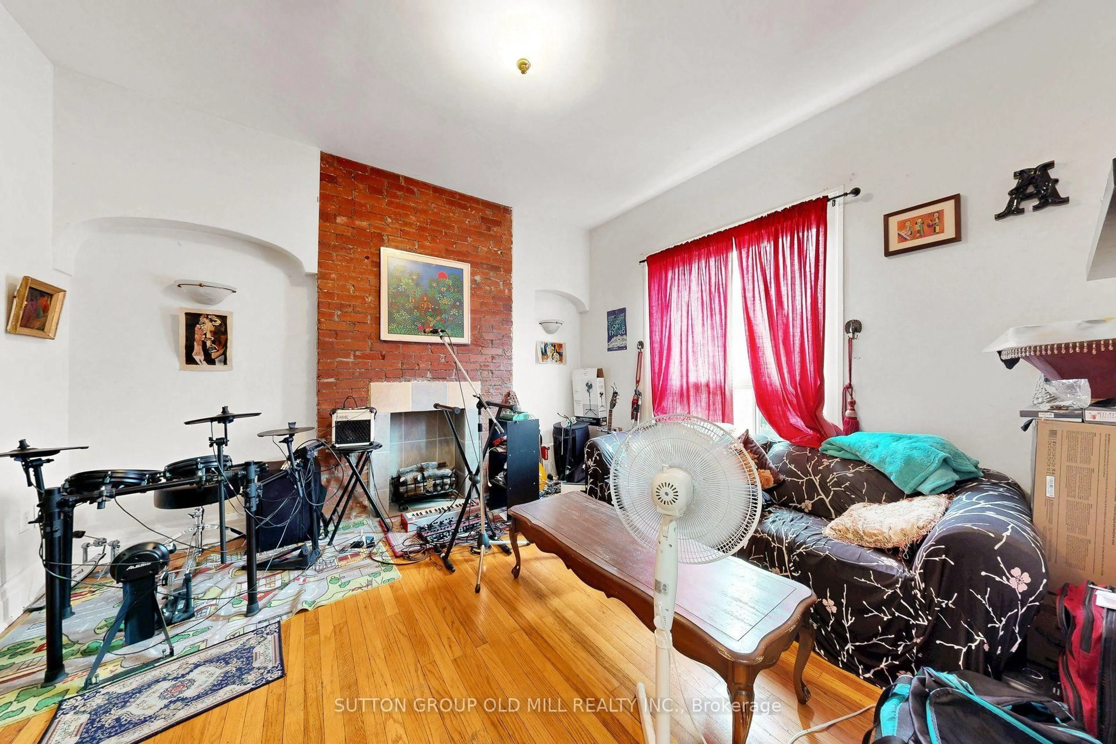 Living room with furniture, unknown for 1060 College St, Toronto Ontario M6H 1A9