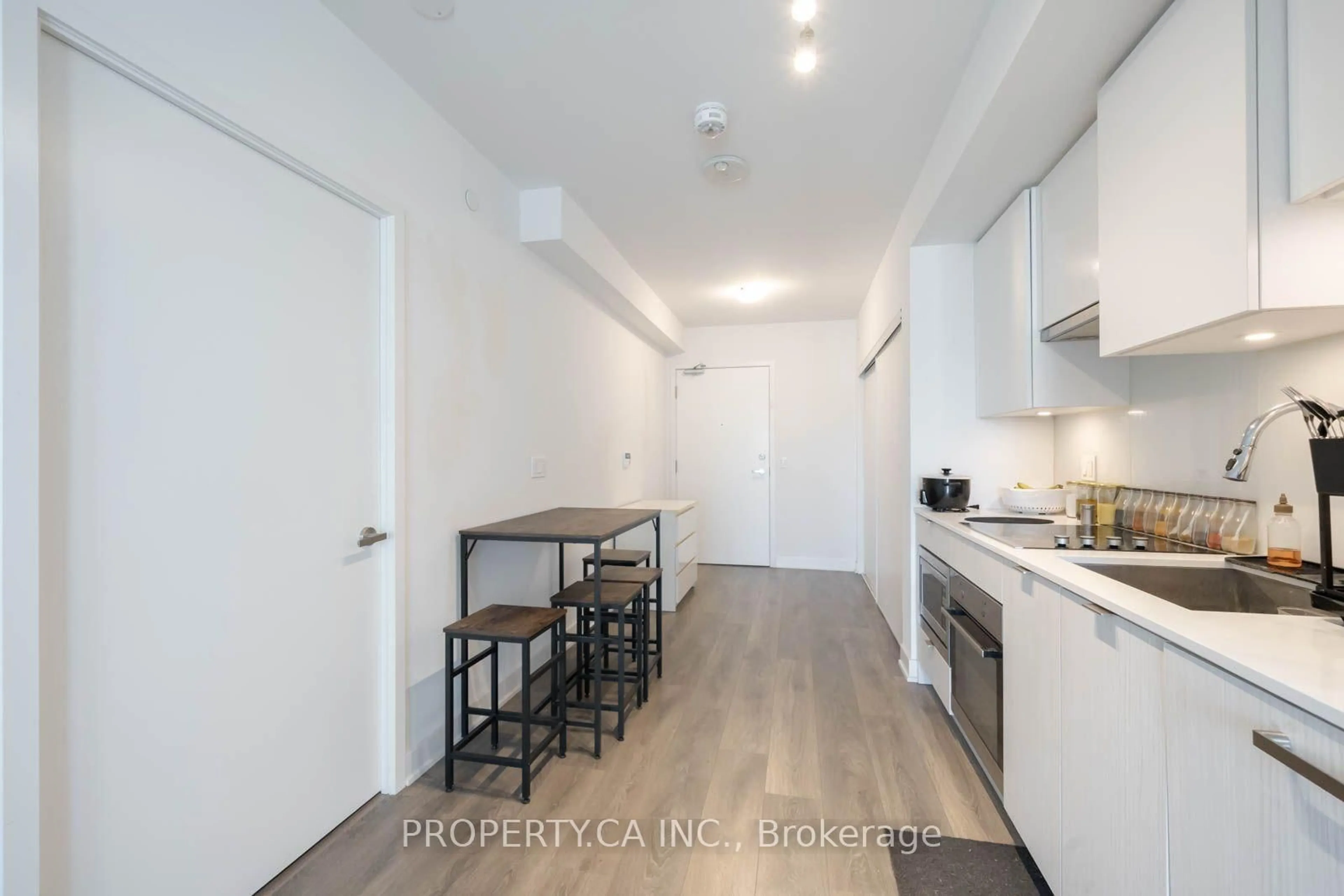Standard kitchen, unknown for 99 Broadway Ave #2612, Toronto Ontario M4P 0E3