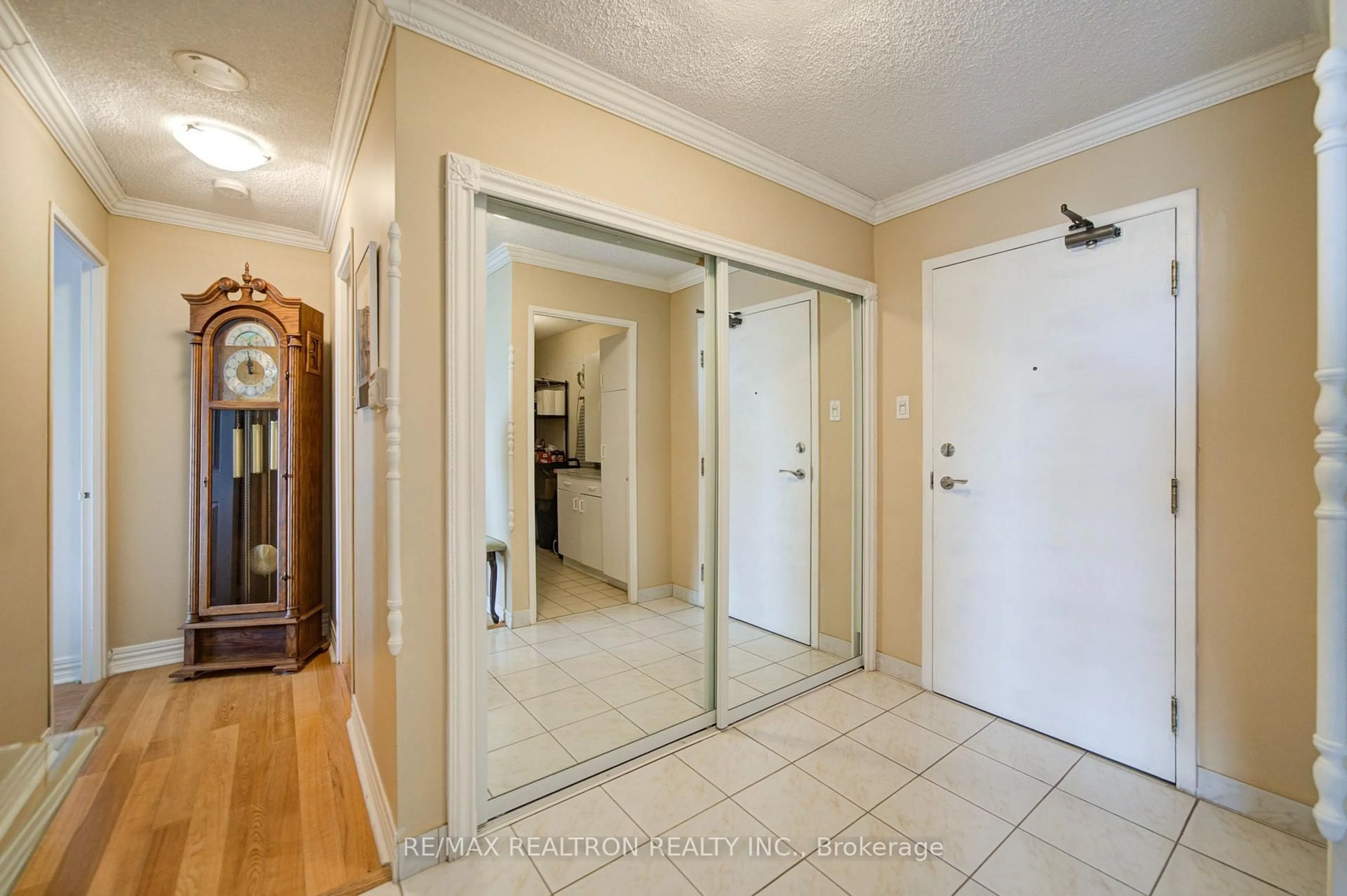 Indoor entryway for 5460 Yonge St #403, Toronto Ontario M2N 6K7