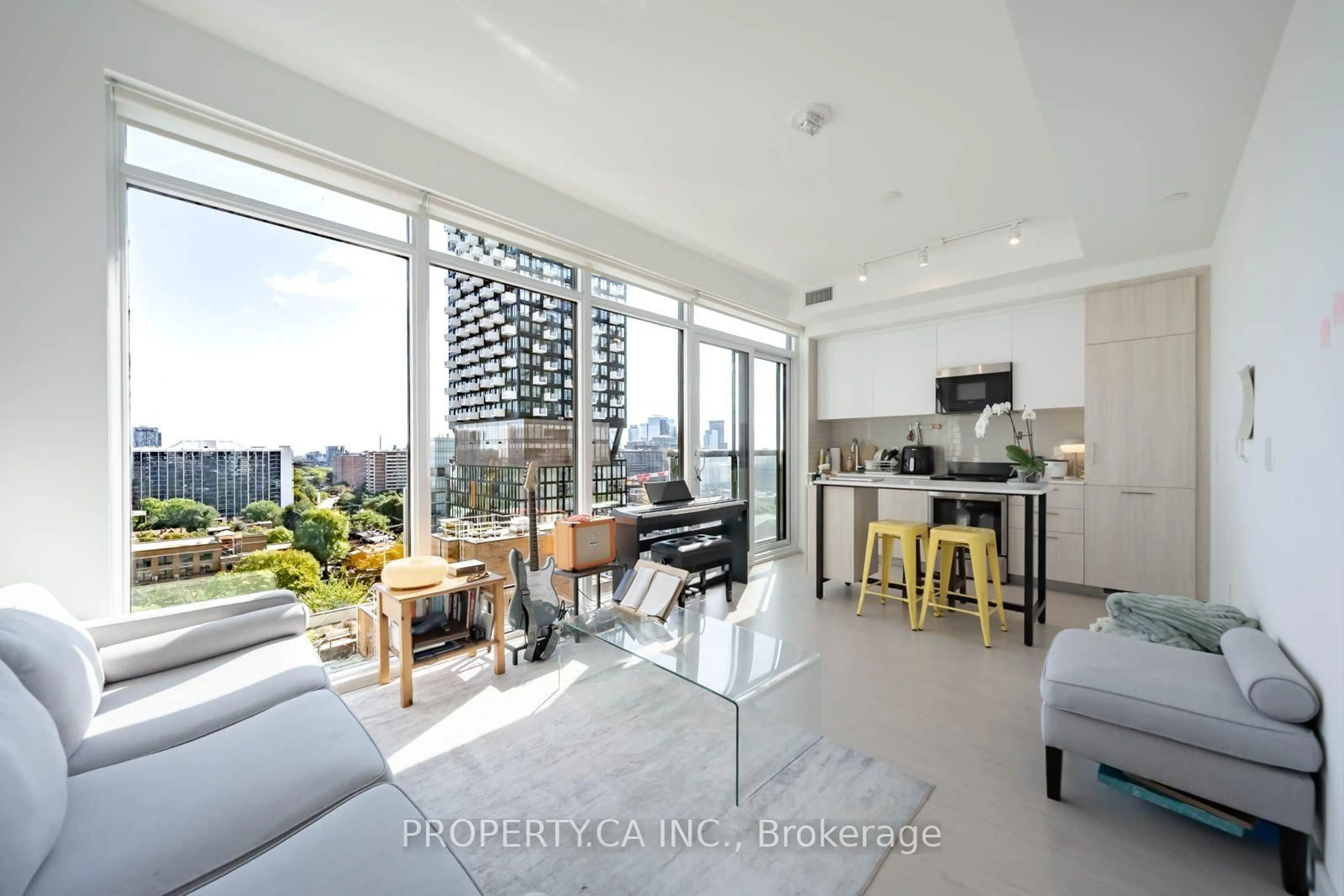 Living room with furniture, unknown for 65 Mutual St #1509, Toronto Ontario M5B 0E5