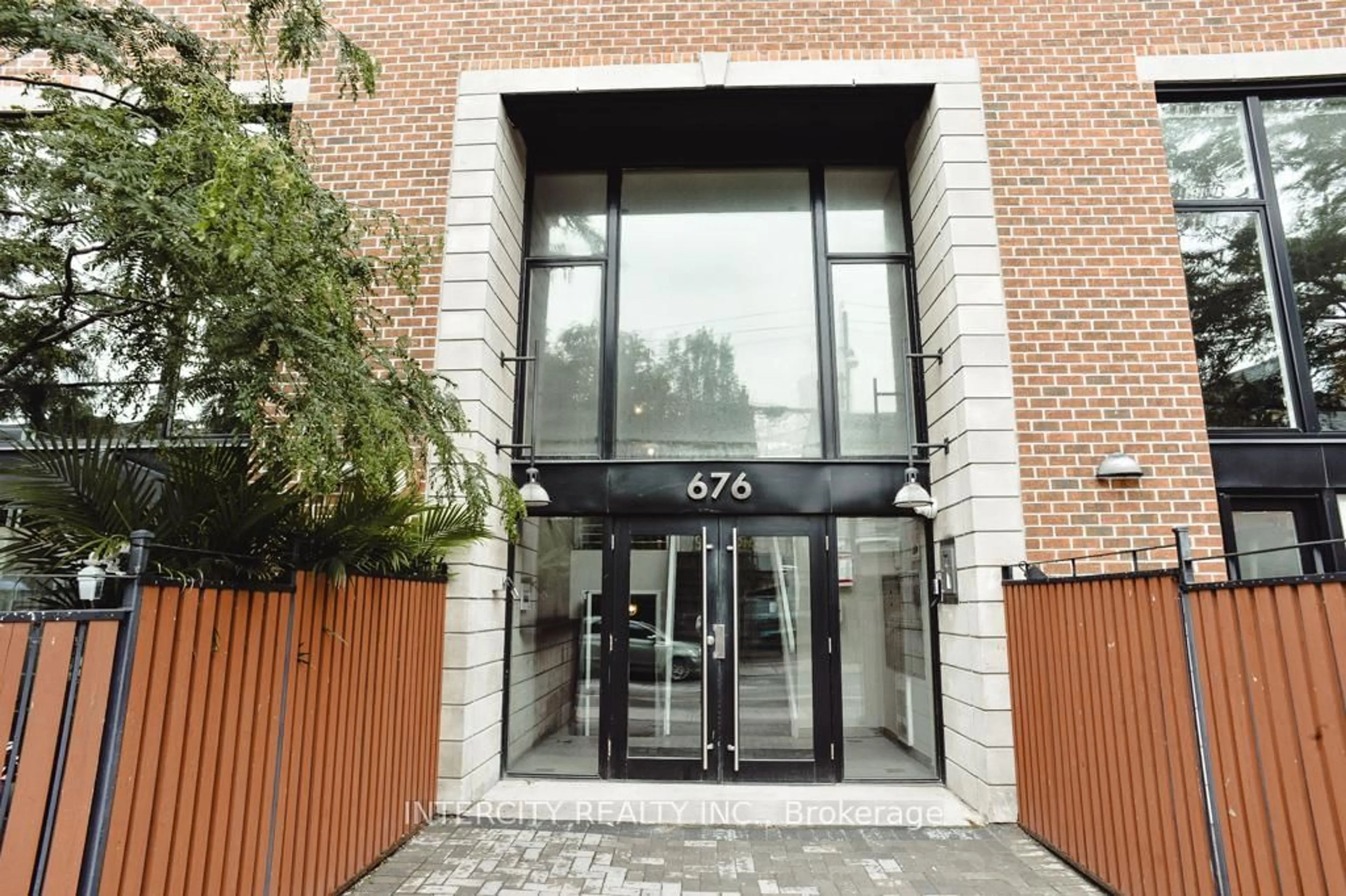 Indoor foyer for 676 Richmond St #208, Toronto Ontario M6J 1C3
