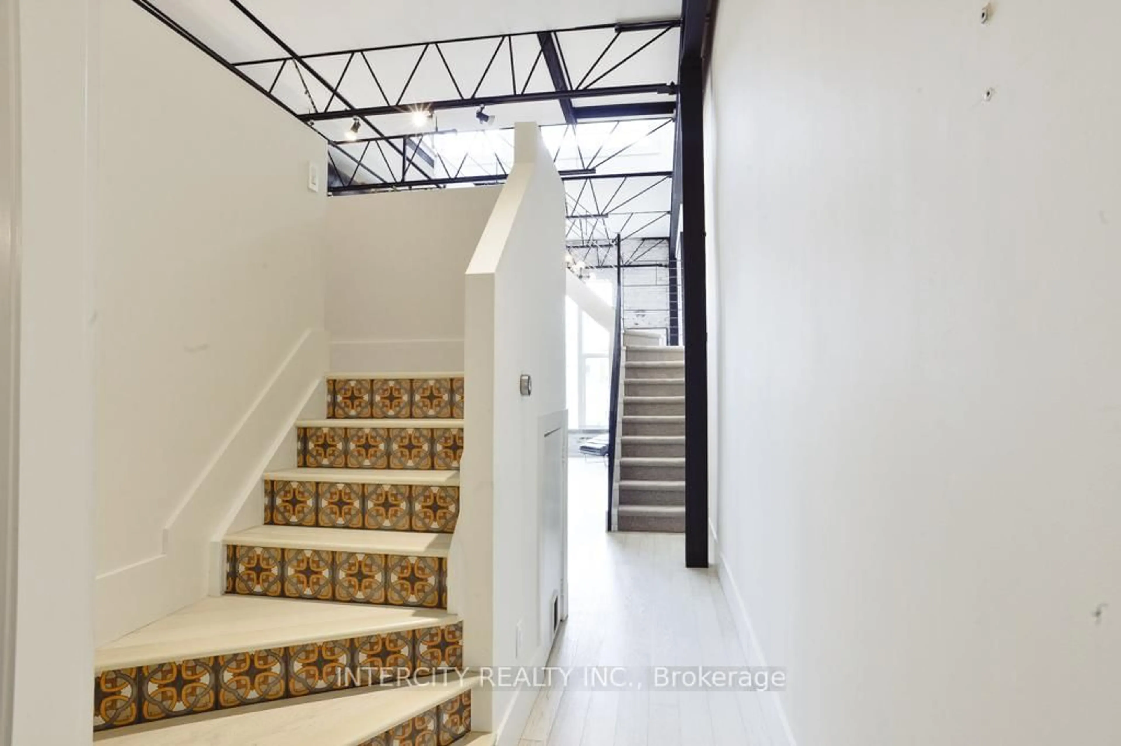 Indoor foyer for 676 Richmond St #208, Toronto Ontario M6J 1C3
