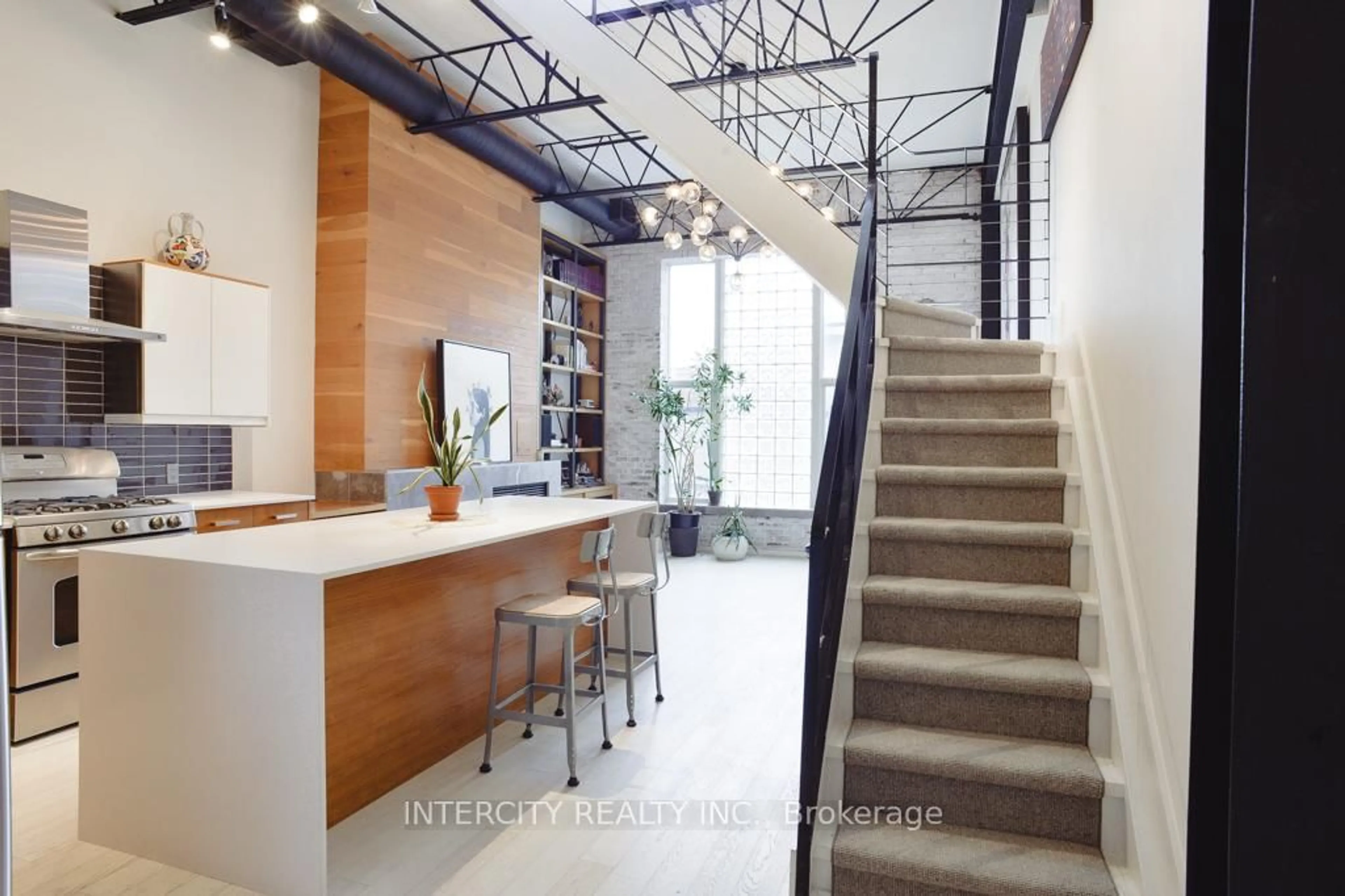 Unknown for 676 Richmond St #208, Toronto Ontario M6J 1C3