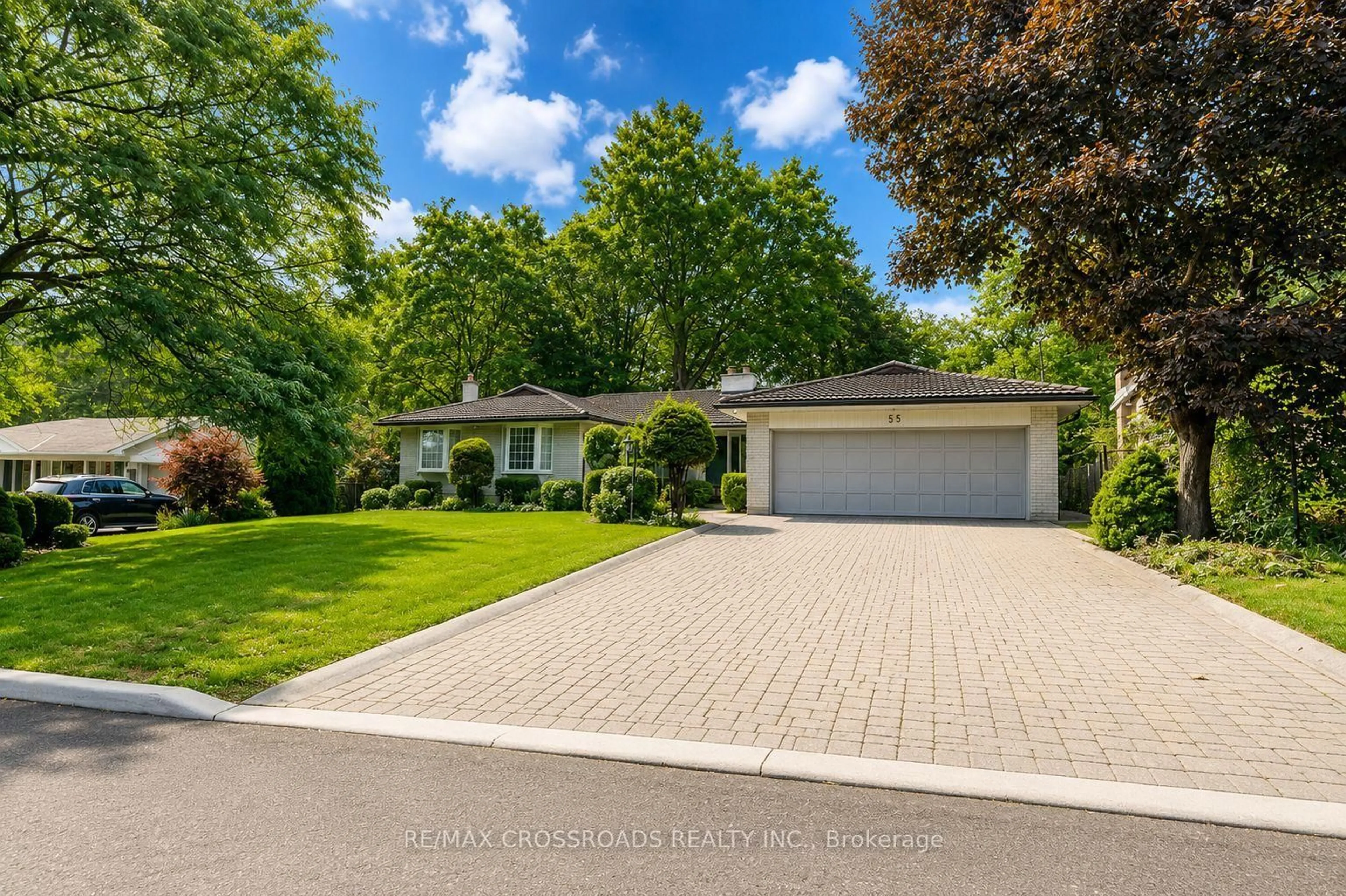 A pic from outside/outdoor area/front of a property/back of a property/a pic from drone, street for 55 Forest Grove Dr, Toronto Ontario M2K 1Z4