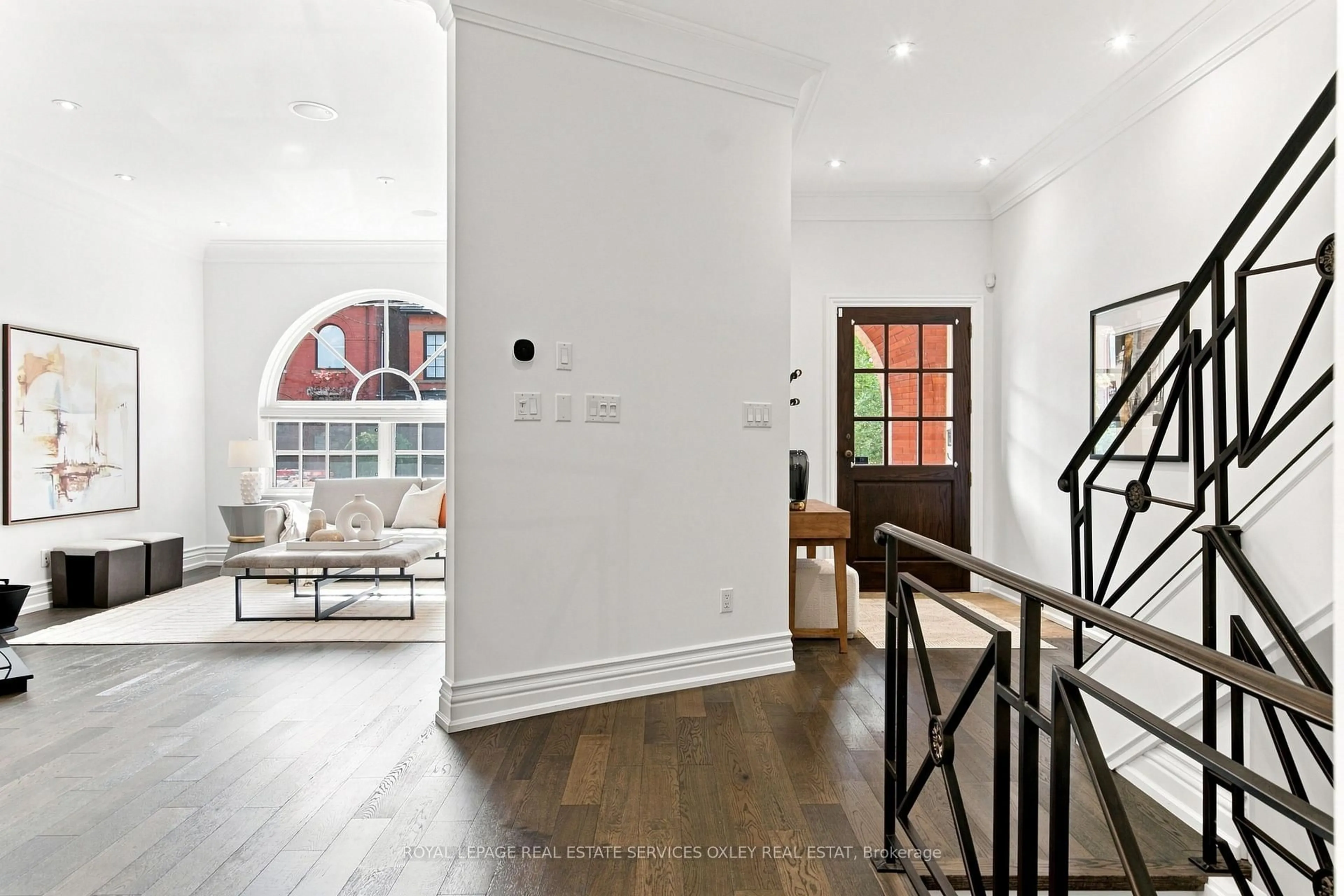 Indoor entryway for 46 Bernard Ave, Toronto Ontario M5R 1R2