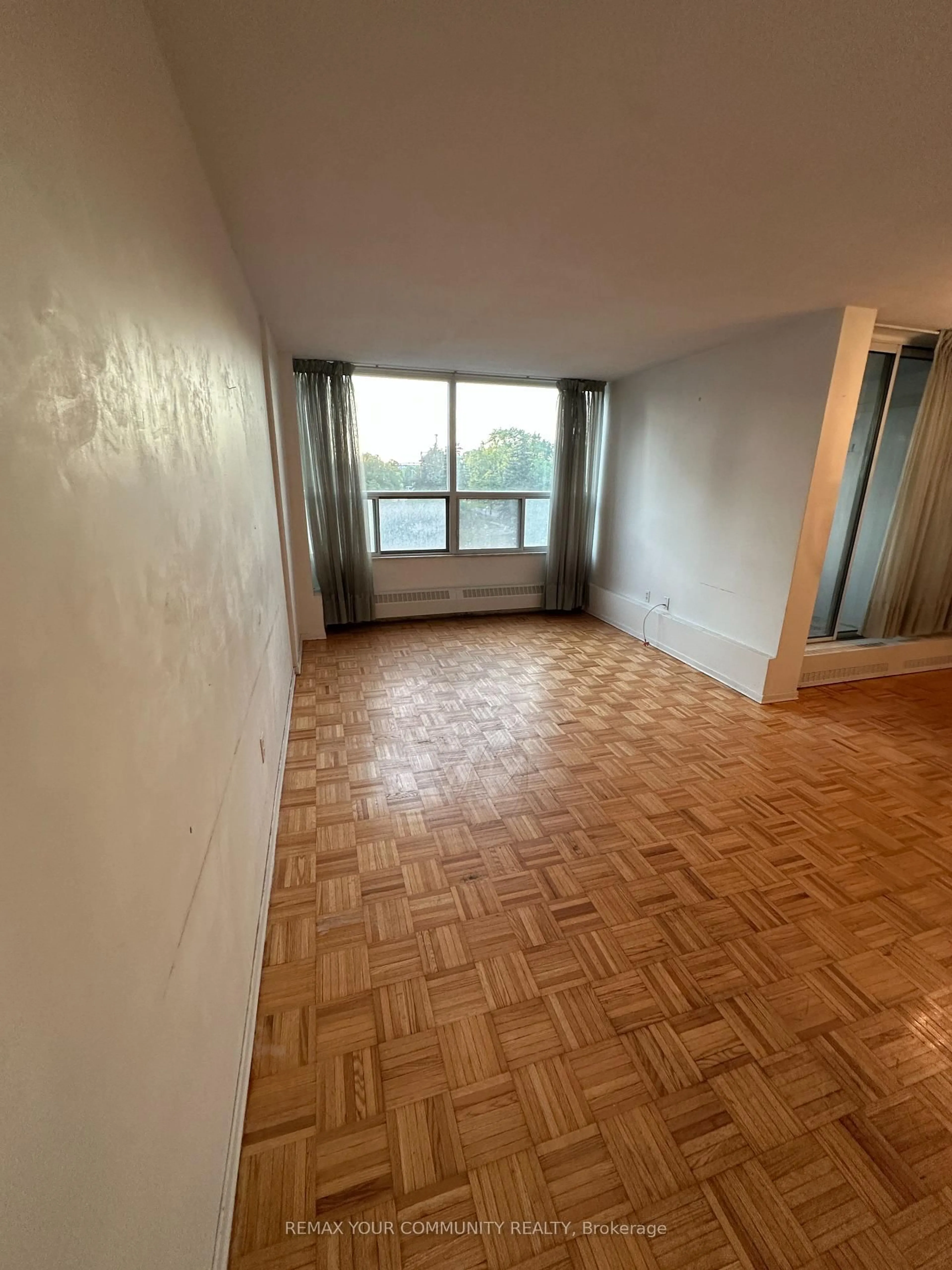A pic of a room for 60 Pavane Linkway #409, Toronto Ontario M3C 1A1
