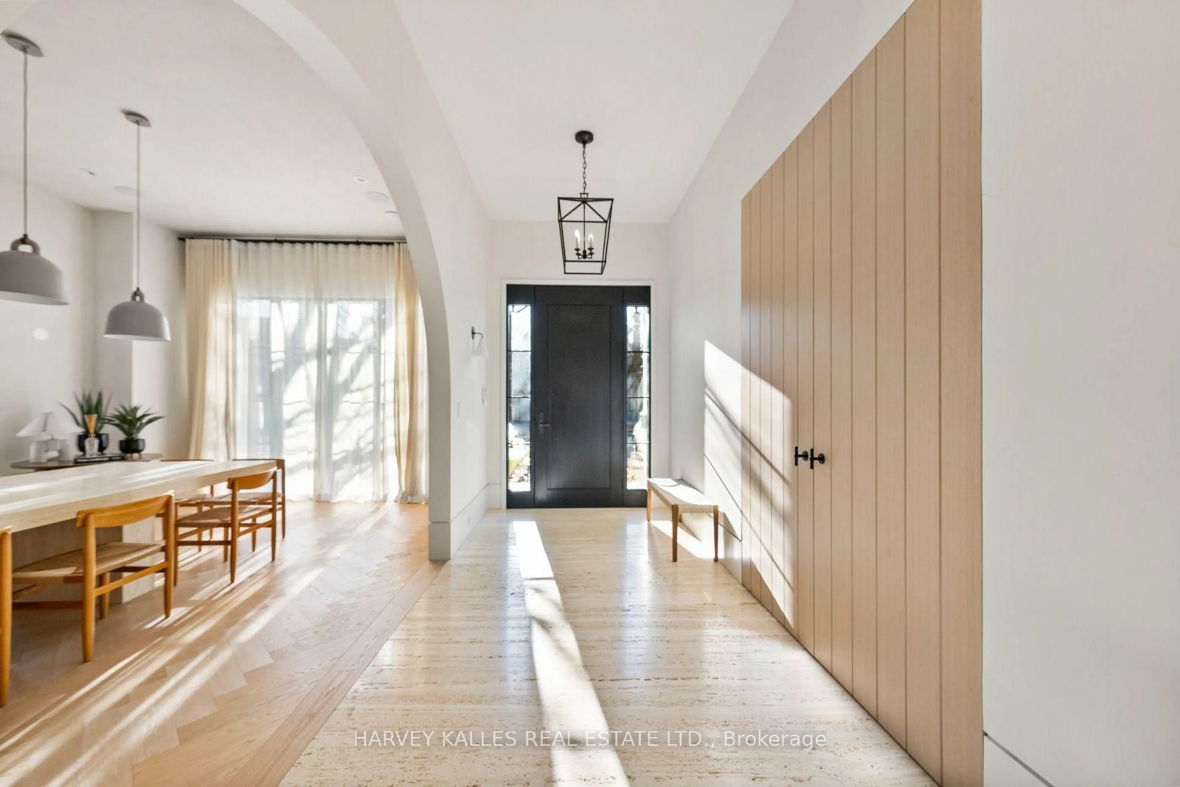 Indoor entryway for 424 Lytton Blvd, Toronto Ontario M5N 1S4