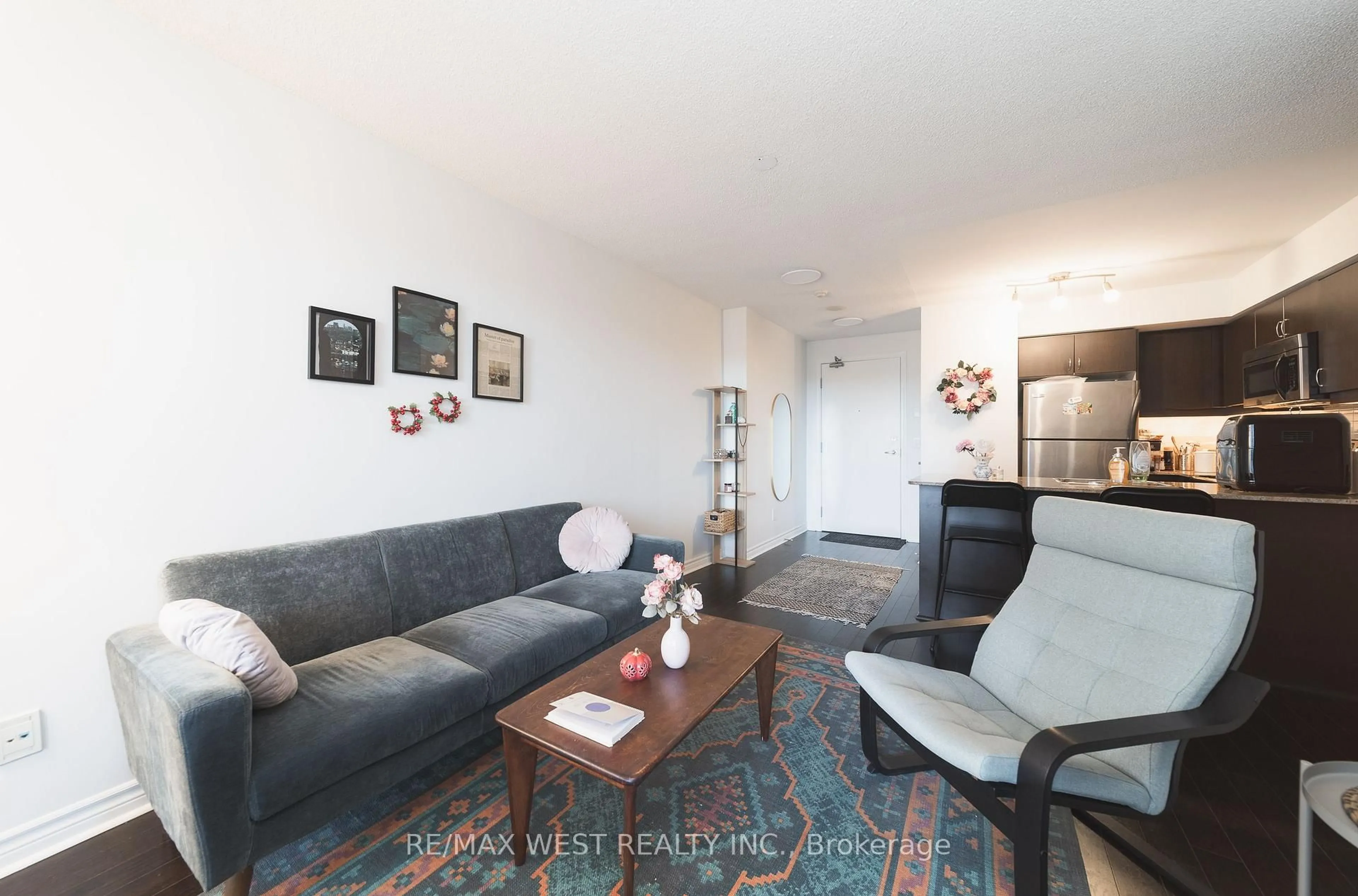 Living room with furniture, unknown for 27 Rean Dr #524, Toronto Ontario M2K 0A6
