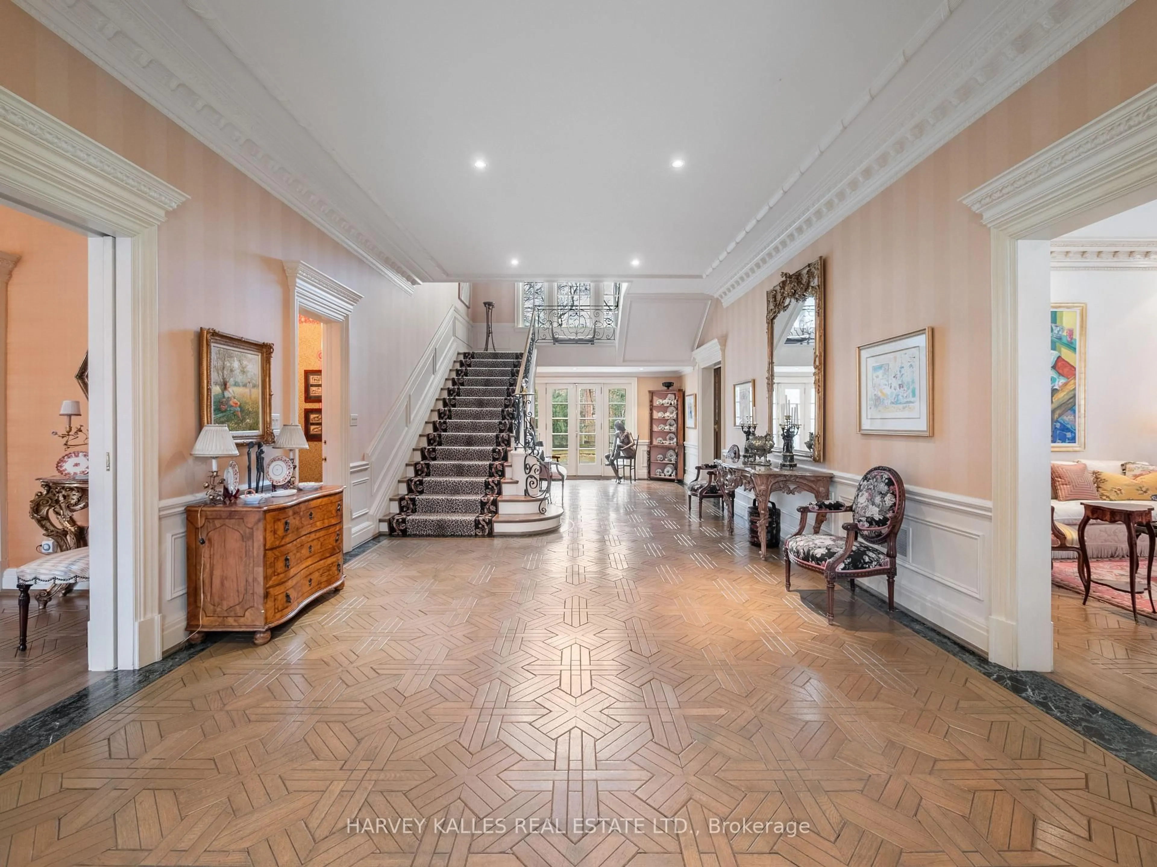 Indoor foyer for 94 Dunvegan Rd, Toronto Ontario M4V 2P7