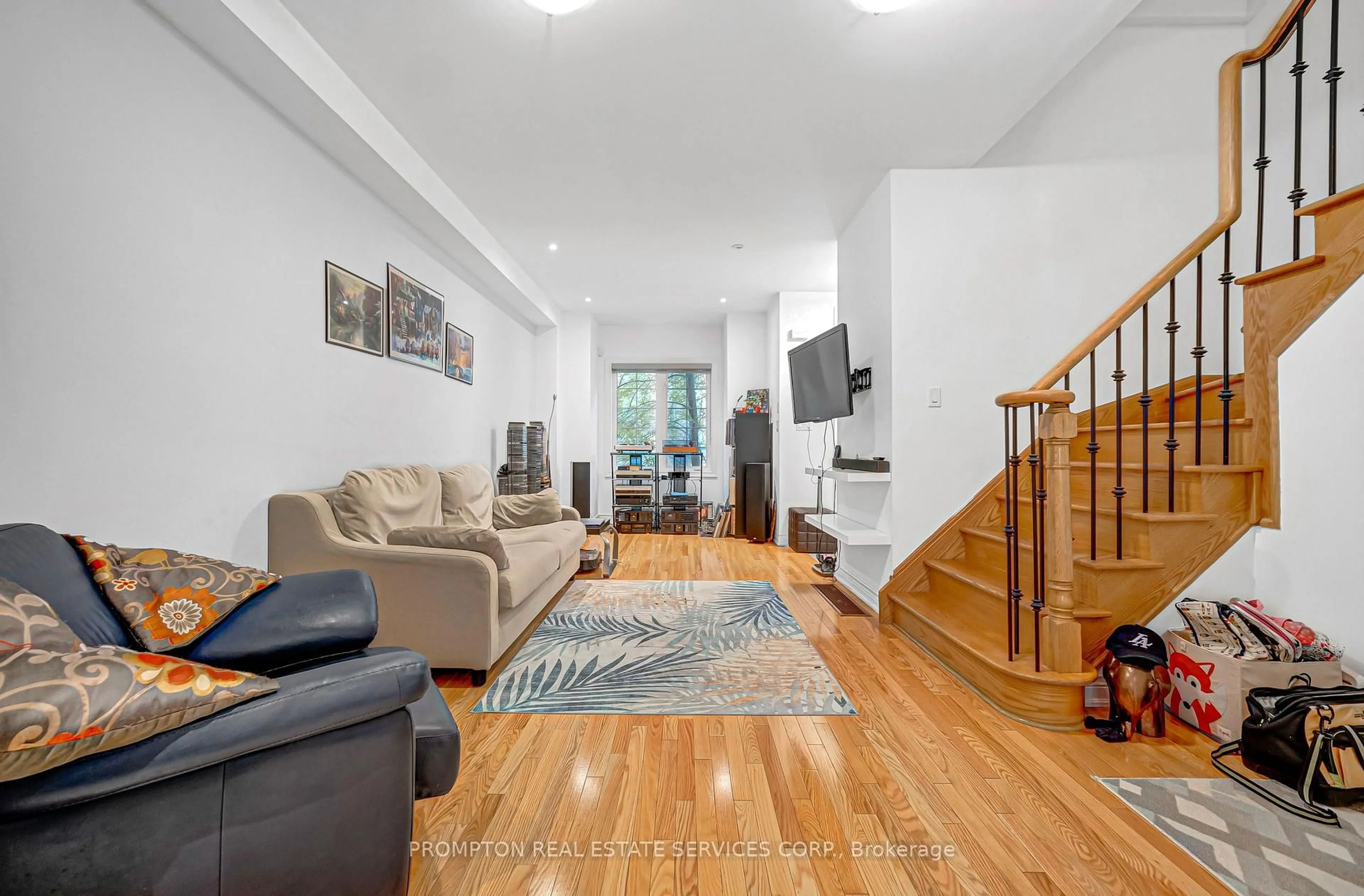 Living room with furniture, unknown for 13 Flook Lane, Toronto Ontario M2R 3Y5