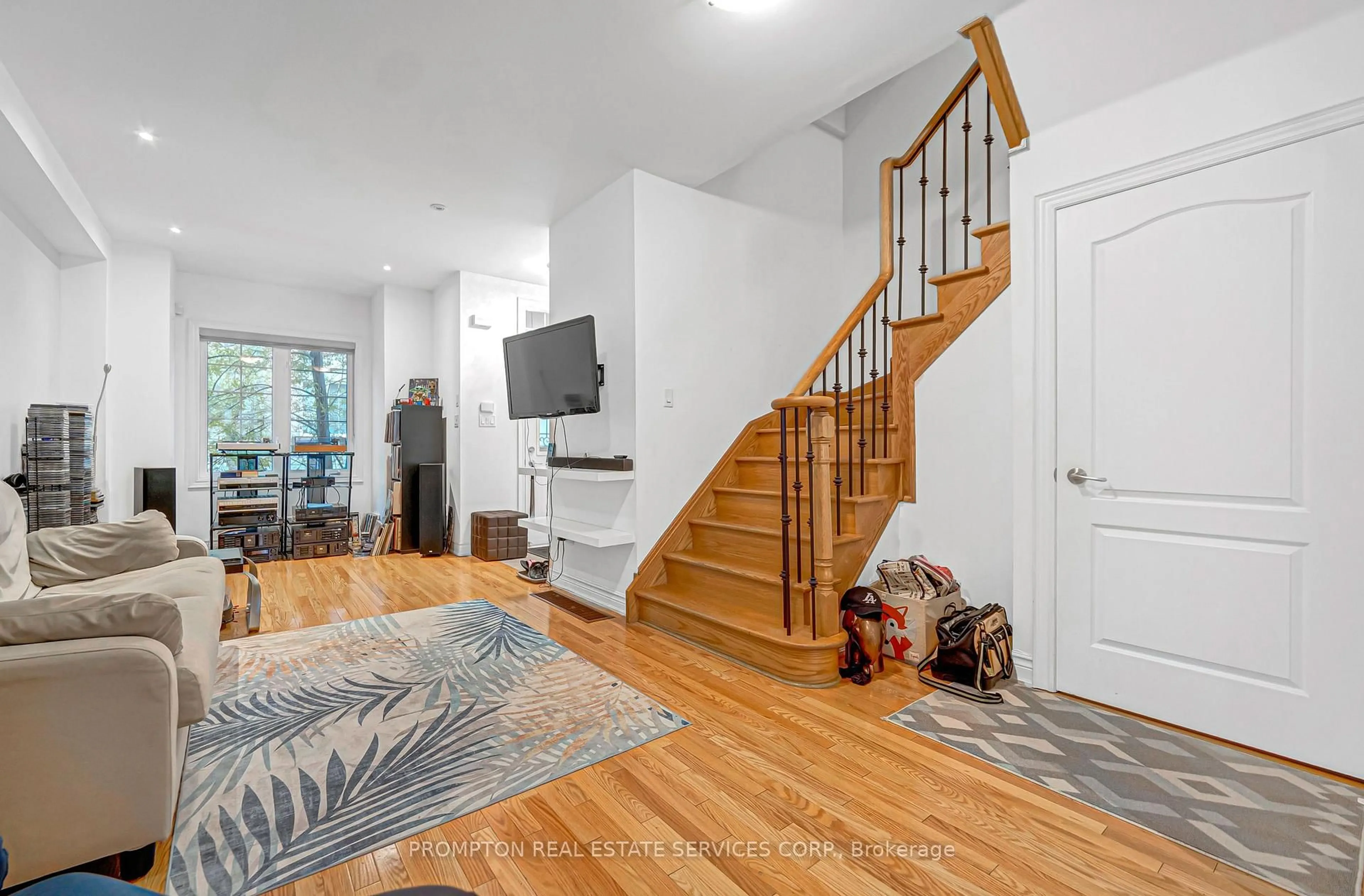 Indoor entryway for 13 Flook Lane, Toronto Ontario M2R 3Y5