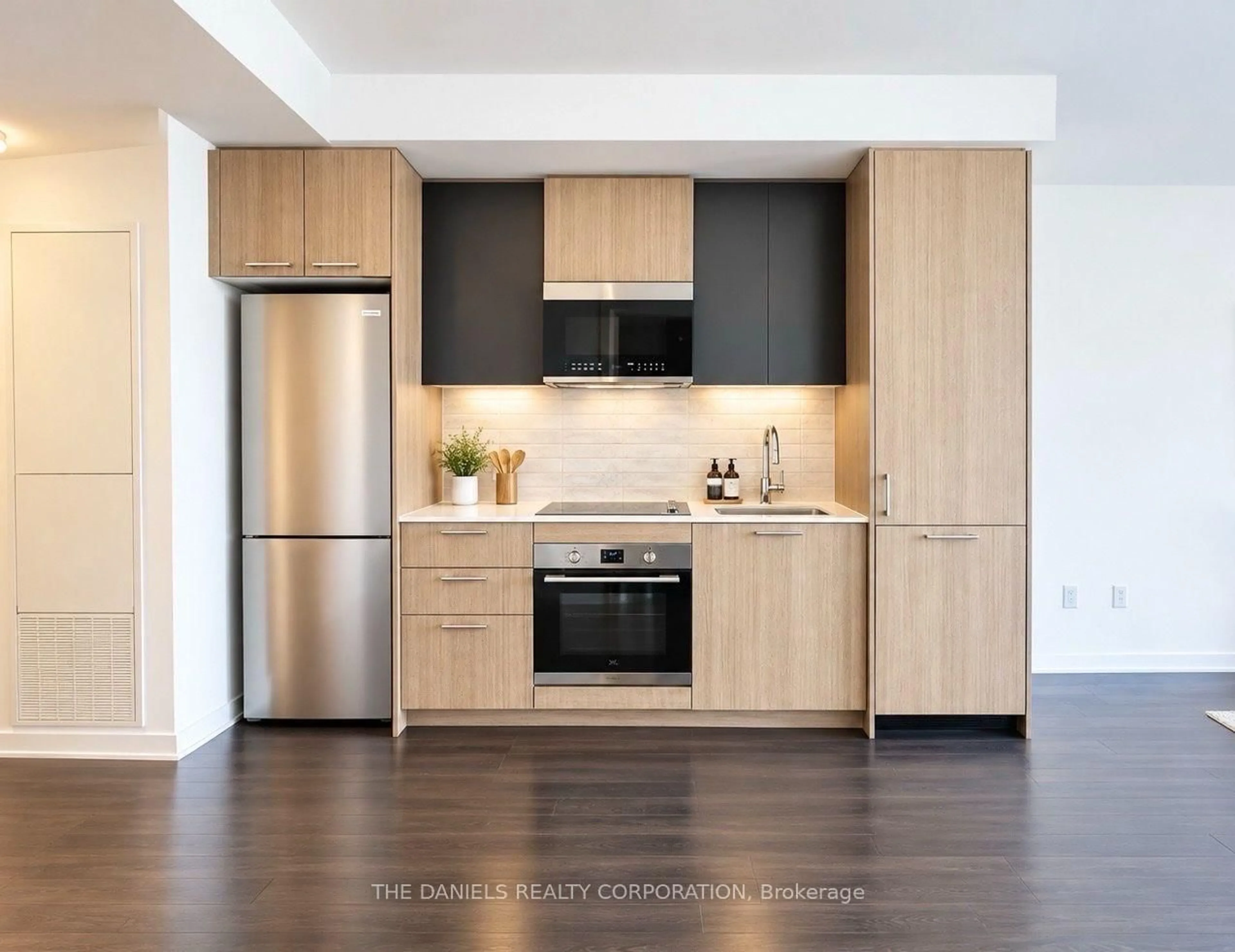 Standard kitchen, wood/laminate floor for 10 Oak St #1002, Toronto Ontario M5A 0Z1