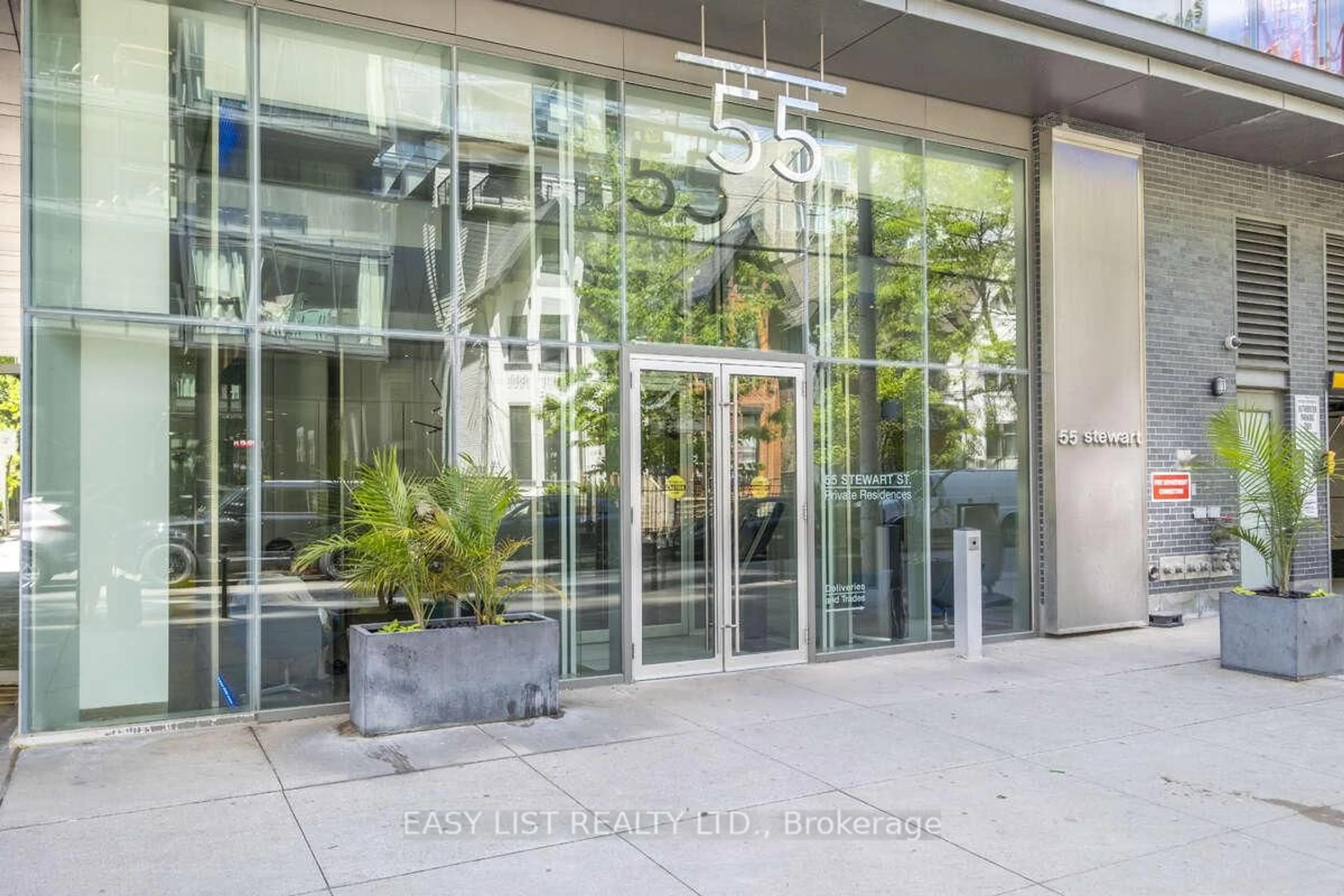 Indoor foyer for 55 Stewart St #822, Toronto Ontario M5V 2V1